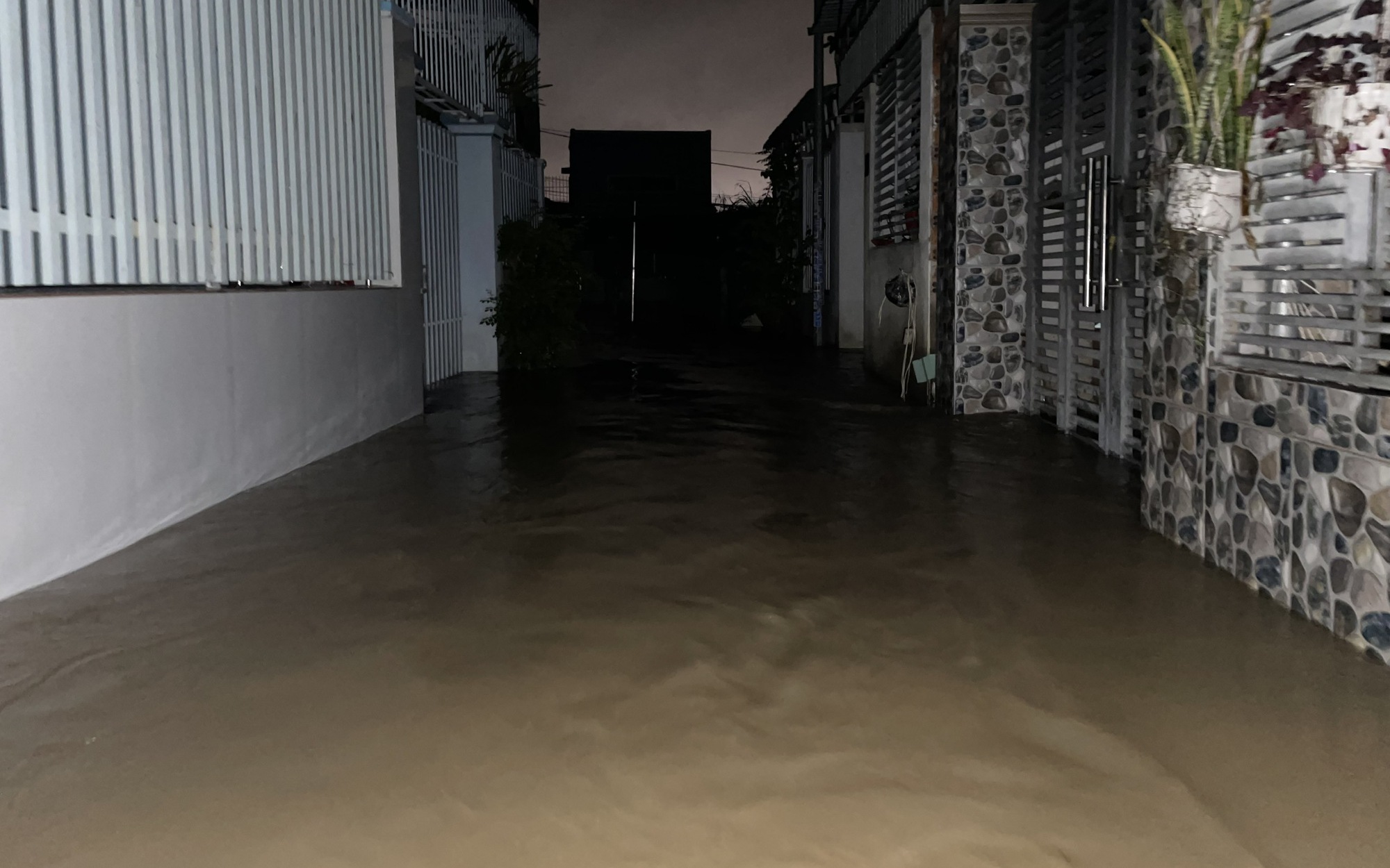 Nha Trang lũ chồng lũ, ngập nặng trong đêm