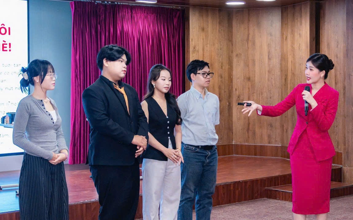 Hơn cả người truyền đạt kiến thức