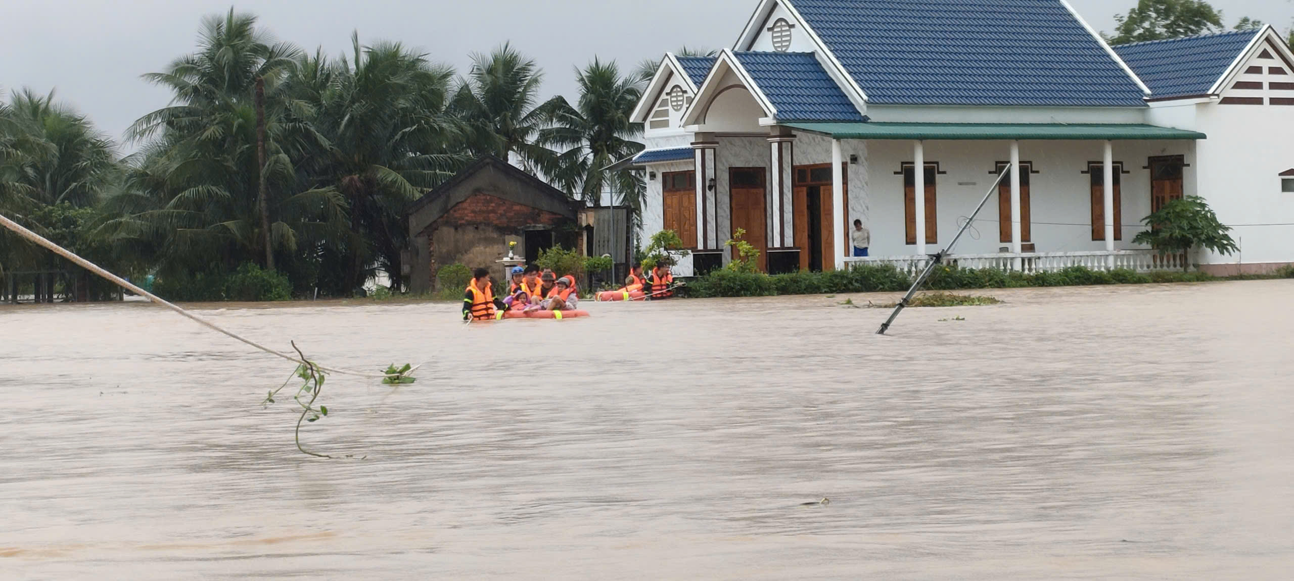 Khánh Hoà: Khẩn trương ứng cứu người dân khu vực bị ngập - Ảnh 1.