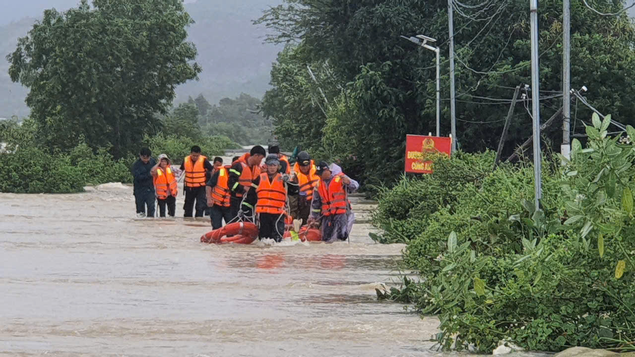 Khánh Hoà: Khẩn trương ứng cứu người dân khu vực bị ngập - Ảnh 4.