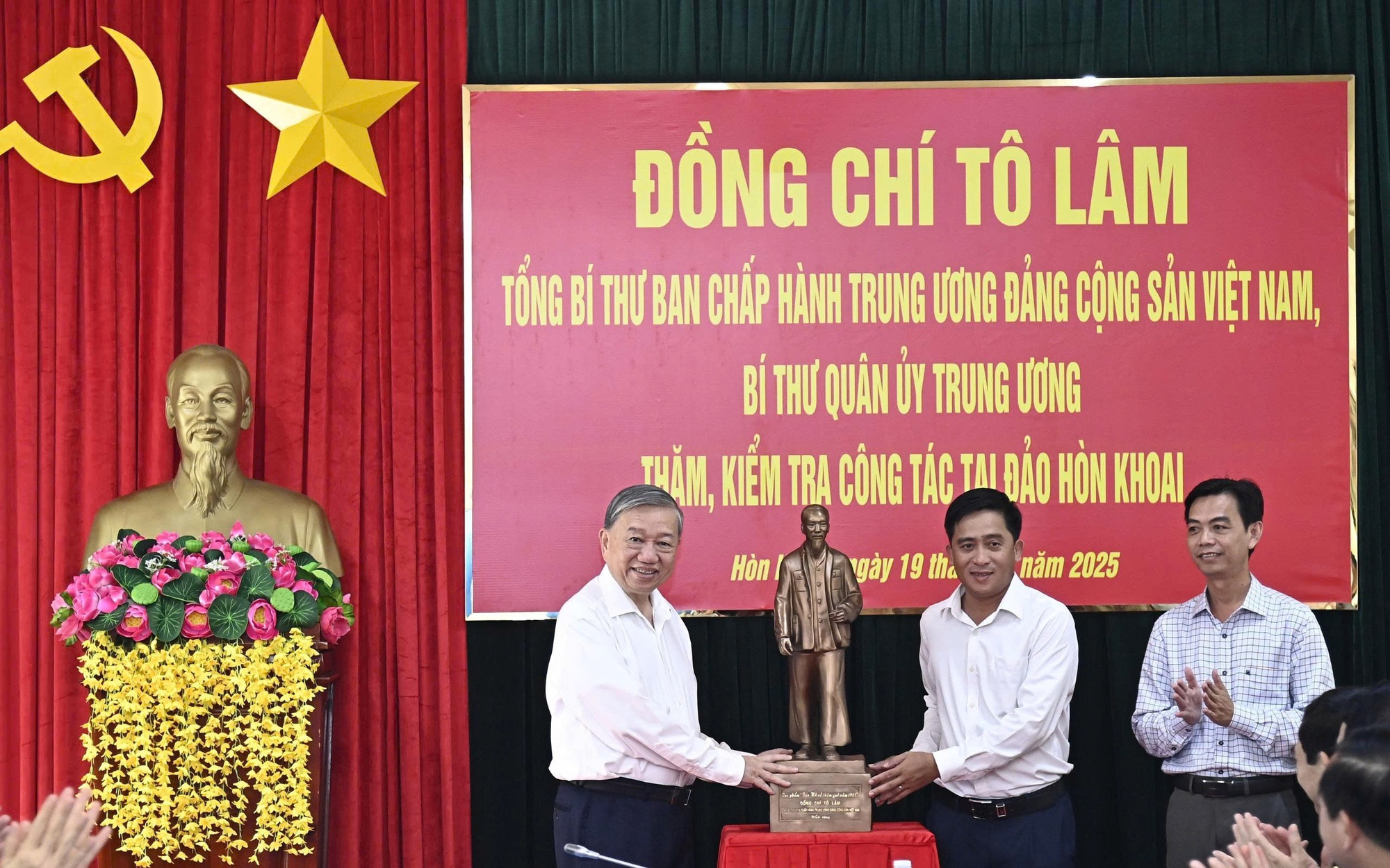 Cà Mau phát triển về kinh tế, vững về quốc phòng