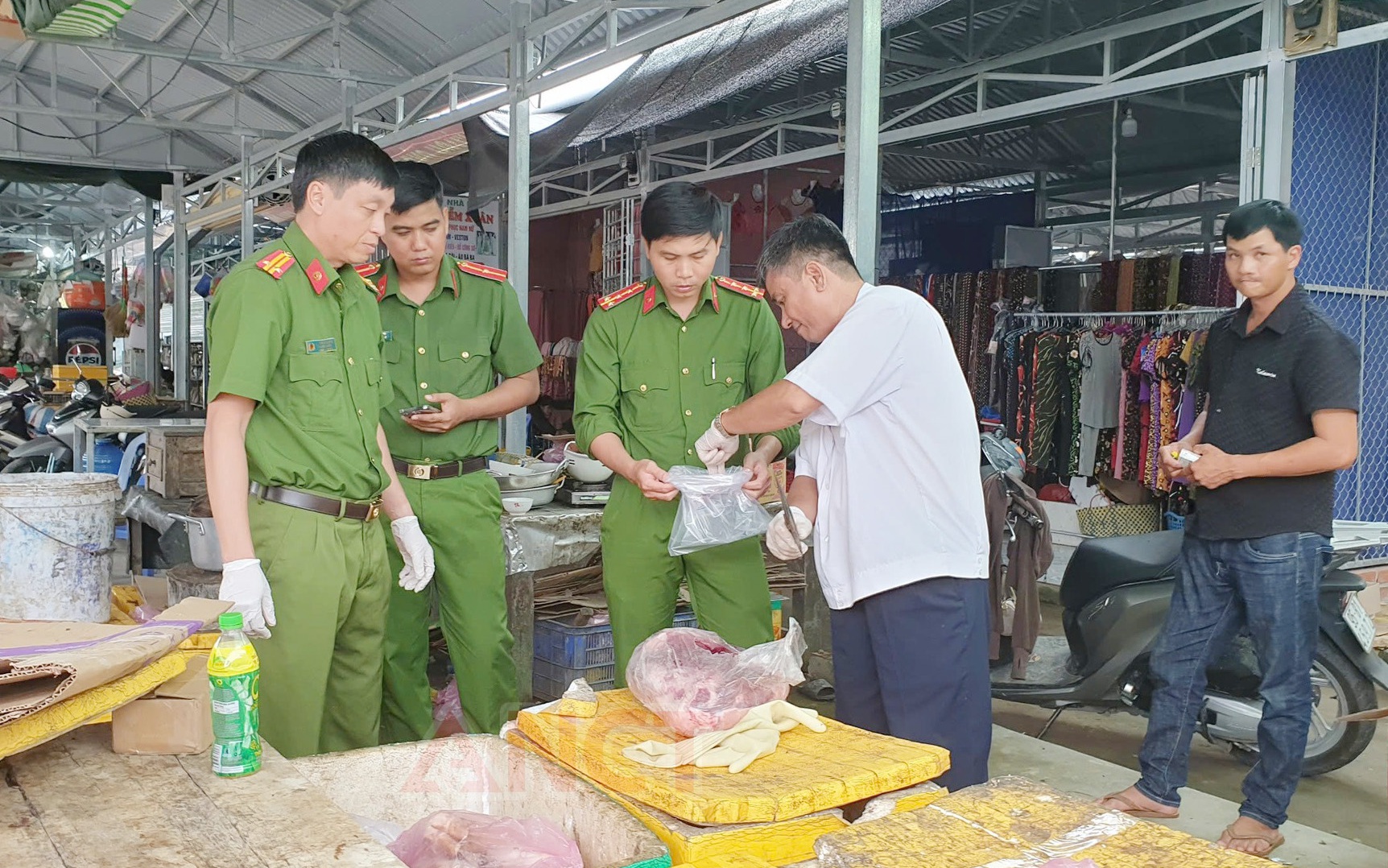 Chi cục Chăn nuôi và Thú y TP Cần Thơ nói gì việc 3 cán bộ thú y bị bắt?