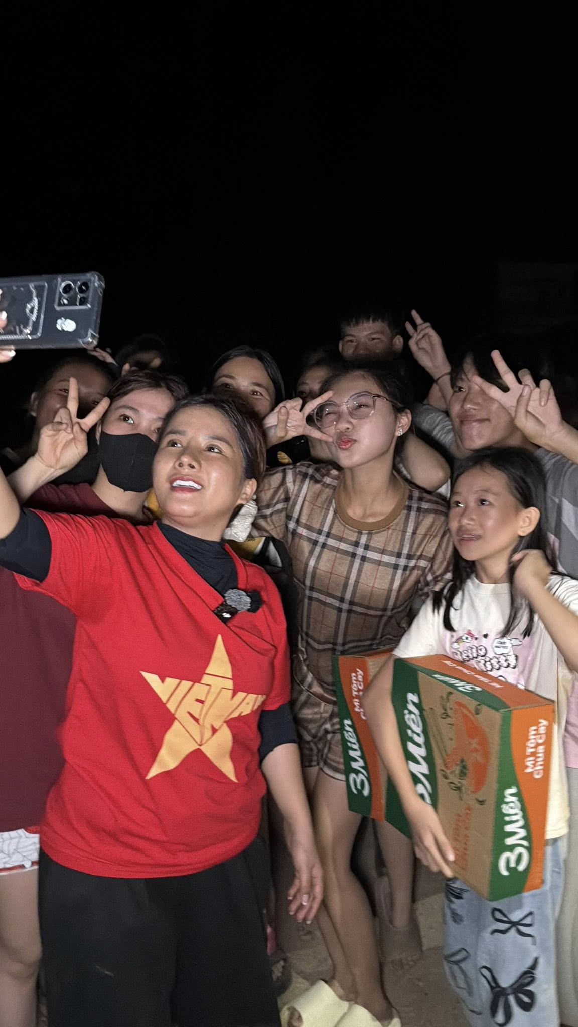 B&agrave; Nh&acirc;n Vlog l&ecirc;n tiếng về l&ugrave;m x&ugrave;m từ thiện tại Ph&uacute; Y&ecirc;n - Ảnh 4.