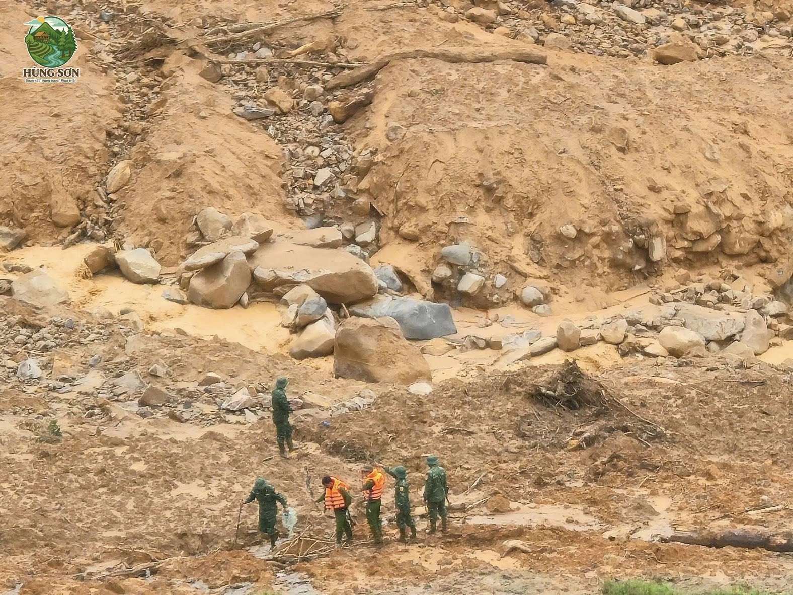 N&uacute;i ph&aacute;t ra tiếng nổ vang trời, lực lượng t&igrave;m kiếm 3 người nghi bị v&ugrave;i phải r&uacute;t lui - Ảnh 1.