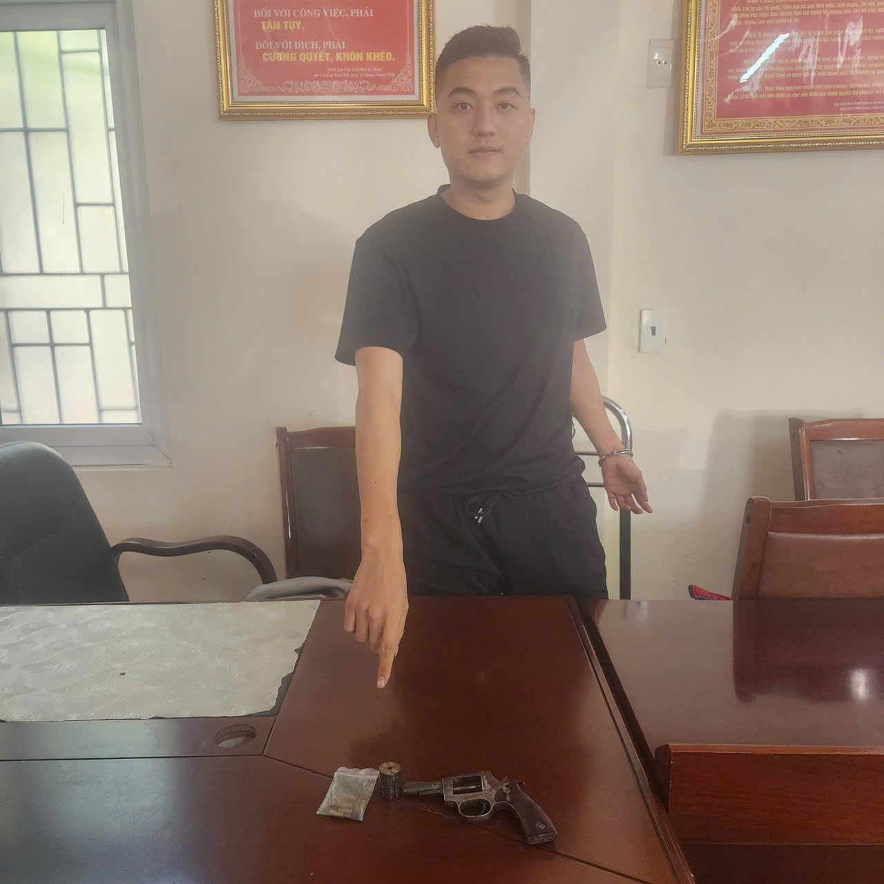 Triệt ph&aacute; đường d&acirc;y ma t&uacute;y li&ecirc;n tỉnh, bắt 13 đối tượng thu nhiều ma tu&yacute;, s&uacute;ng đạn - Ảnh 1.