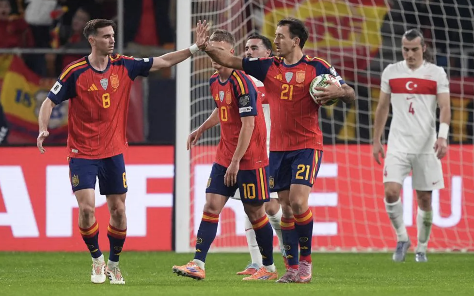 Hòa thót tim Thổ Nhĩ Kỳ, Tây Ban Nha lập kỷ lục và giành vé World Cup