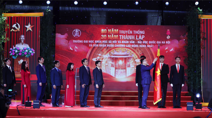 Trường ĐH Khoa học X&atilde; hội v&agrave; Nh&acirc;n văn nhận Hu&acirc;n chương Lao động hạng nhất - Ảnh 2.