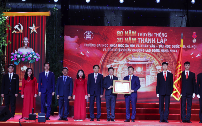 Trường ĐH Khoa học Xã hội và Nhân văn nhận Huân chương Lao động hạng Nhất
