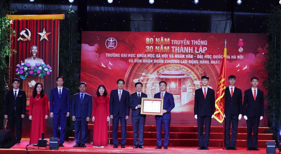 Trường ĐH Khoa học X&atilde; hội v&agrave; Nh&acirc;n văn nhận Hu&acirc;n chương Lao động hạng nhất - Ảnh 3.