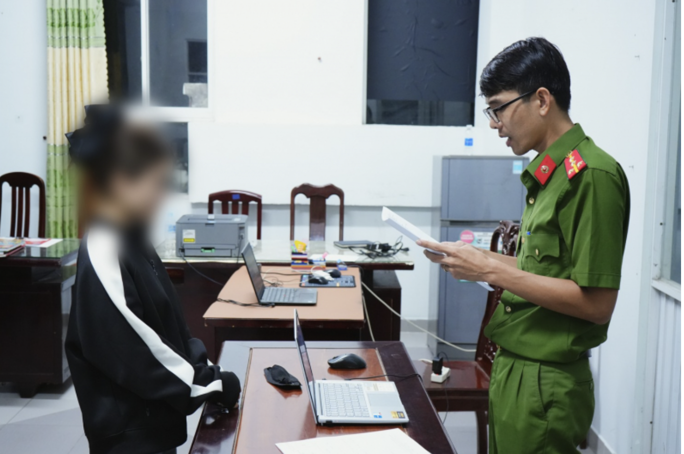Cần Thơ: Nhờ xóa ảnh nhạy cảm dẫn đến vụ cướp, cô gái làm nhiều thanh thiếu niên bị bắt - Ảnh 2.