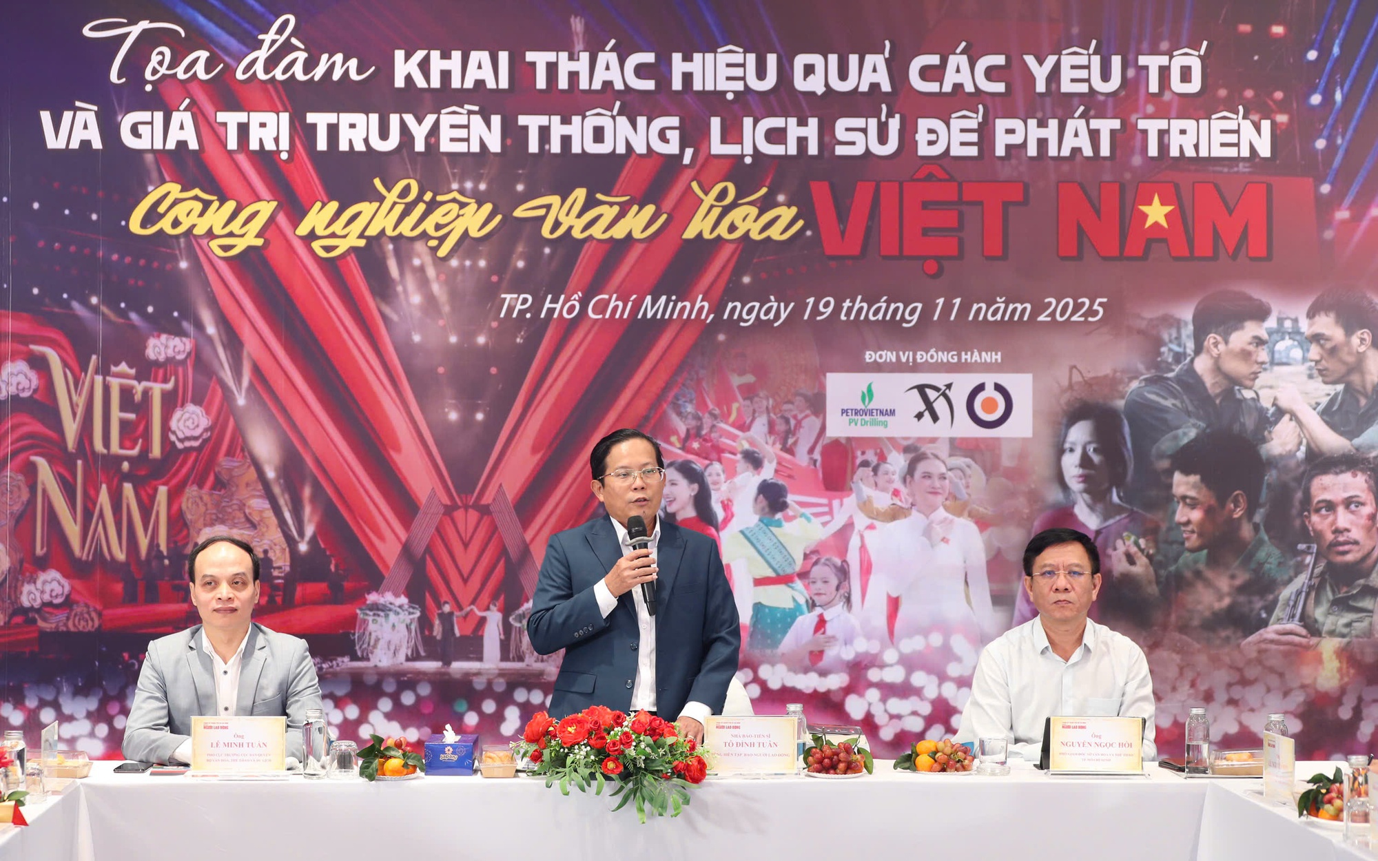 Ca sĩ Đàm Vĩnh Hưng, diễn viên Đỗ Nhật Hoàng - vai Cường, phim "Mưa đỏ"góp mặt tại tọa đàm