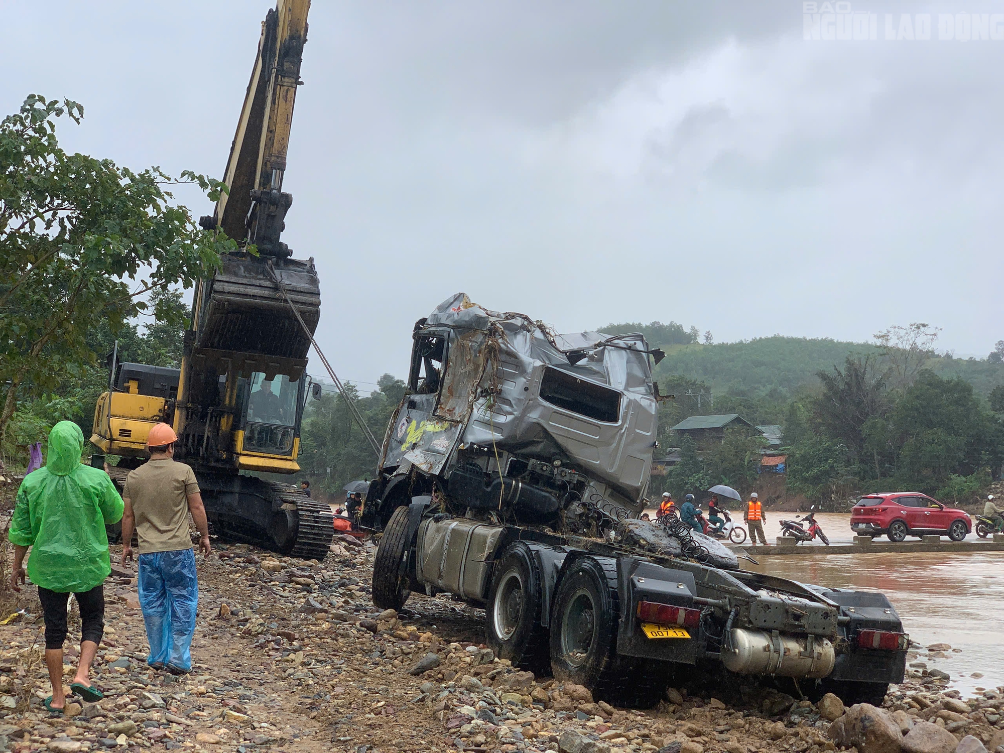 Xe đầu k&eacute;o trong vụ t&agrave;i xế bị lũ cuốn ở Quảng Trị đ&atilde; được trục vớt, h&eacute; lộ h&igrave;nh ảnh đầu ti&ecirc;n - Ảnh 2.