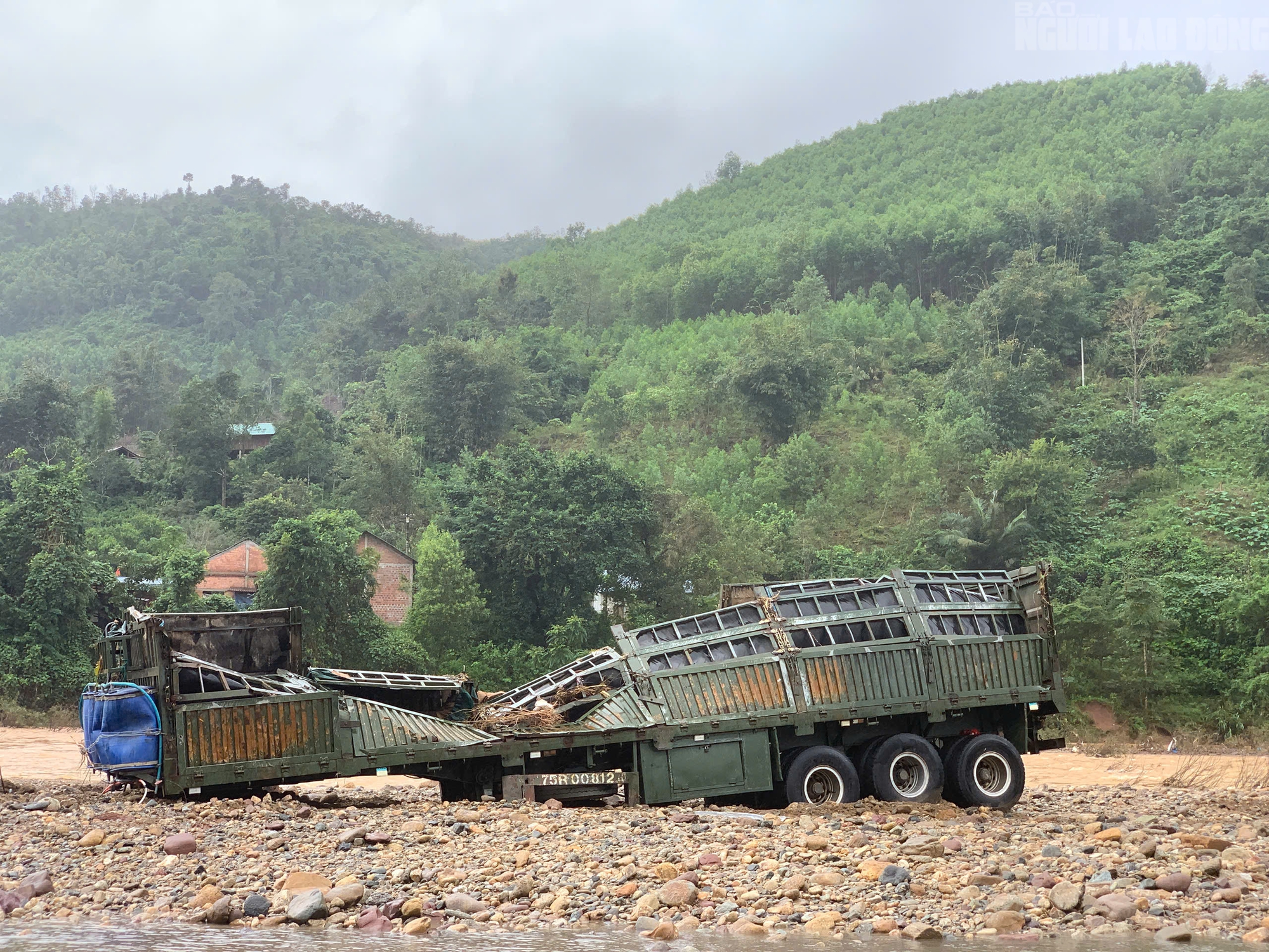 Xe đầu k&eacute;o trong vụ t&agrave;i xế bị lũ cuốn ở Quảng Trị đ&atilde; được trục vớt, h&eacute; lộ h&igrave;nh ảnh đầu ti&ecirc;n - Ảnh 6.