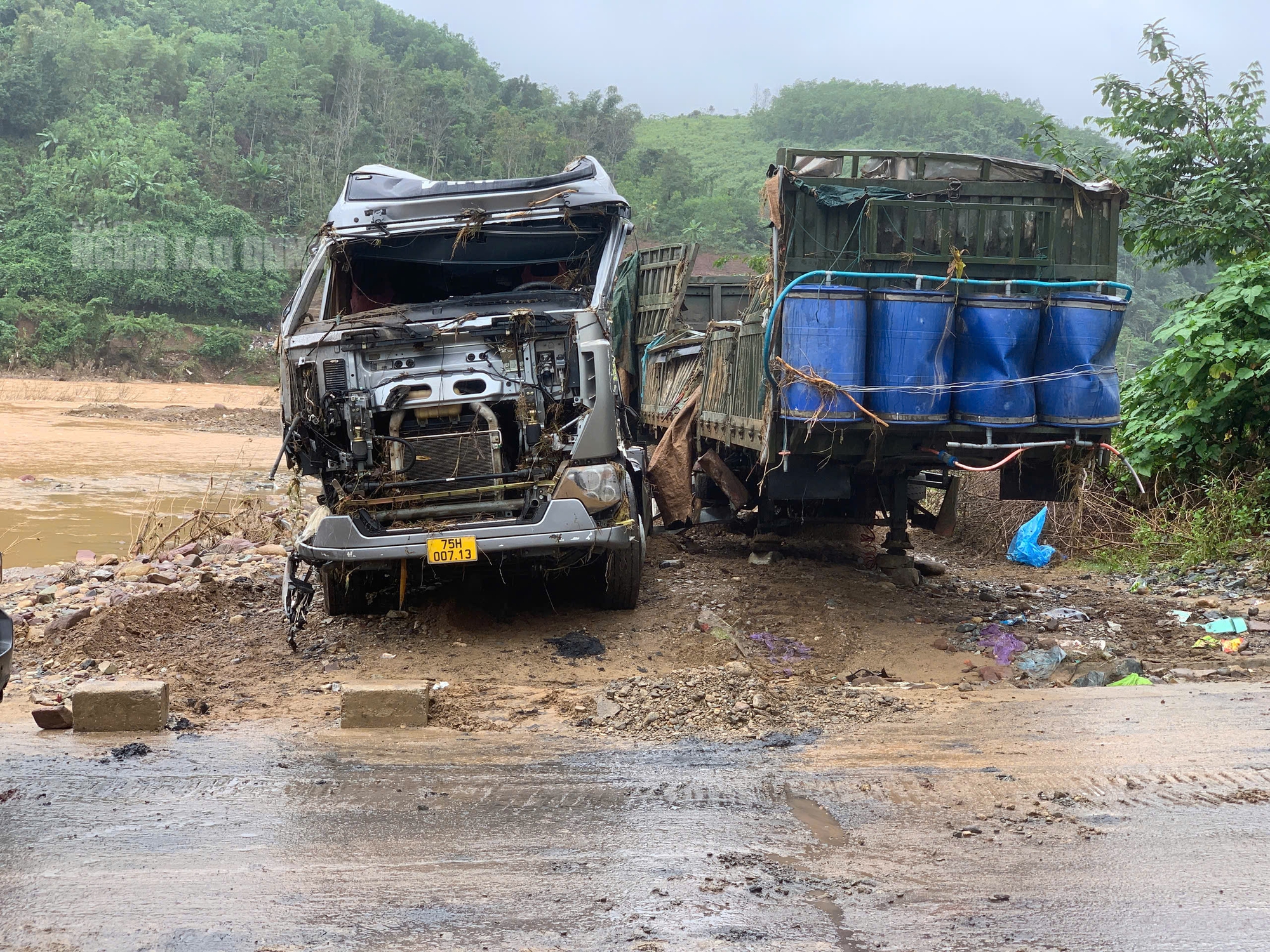 Xe đầu k&eacute;o trong vụ t&agrave;i xế bị lũ cuốn ở Quảng Trị đ&atilde; được trục vớt, h&eacute; lộ h&igrave;nh ảnh đầu ti&ecirc;n - Ảnh 1.
