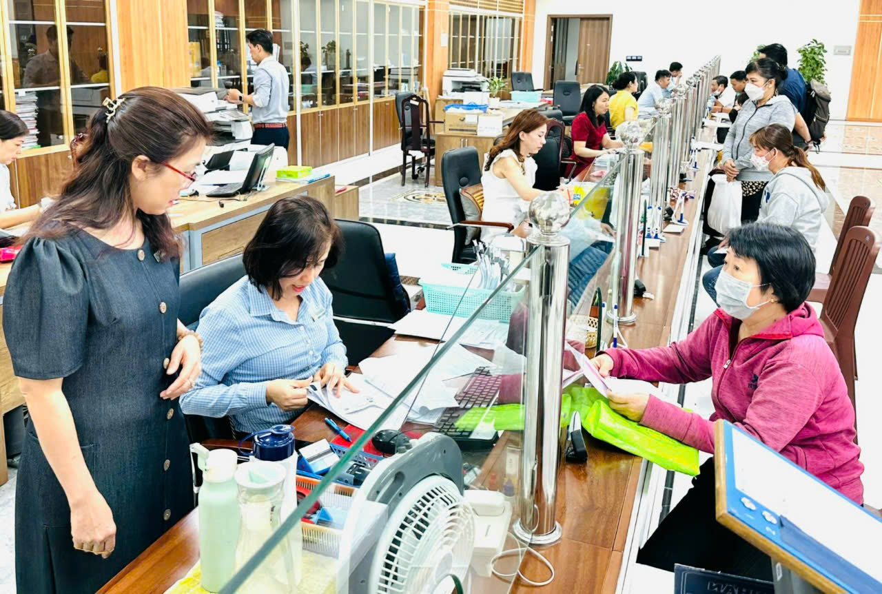 Người lao động c&oacute; thể nộp hồ sơ hưởng chế độ tại bất kỳ cơ quan BHXH n&agrave;o - Ảnh 1.