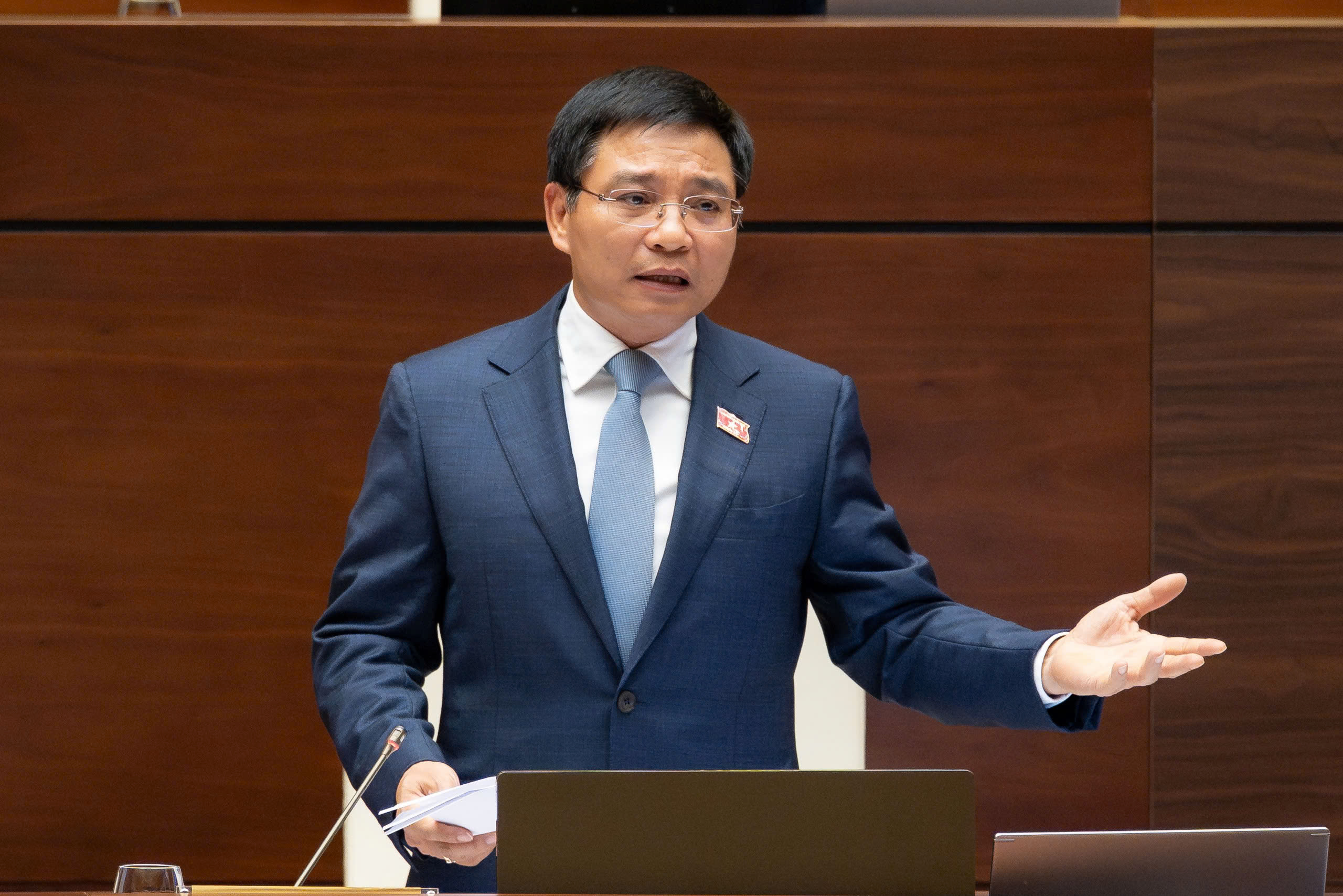 Ph&oacute; Thủ tướng: Sửa đổi, bổ sung c&aacute;c quy định về tạm ho&atilde;n xuất cảnh do nợ thuế - Ảnh 1.