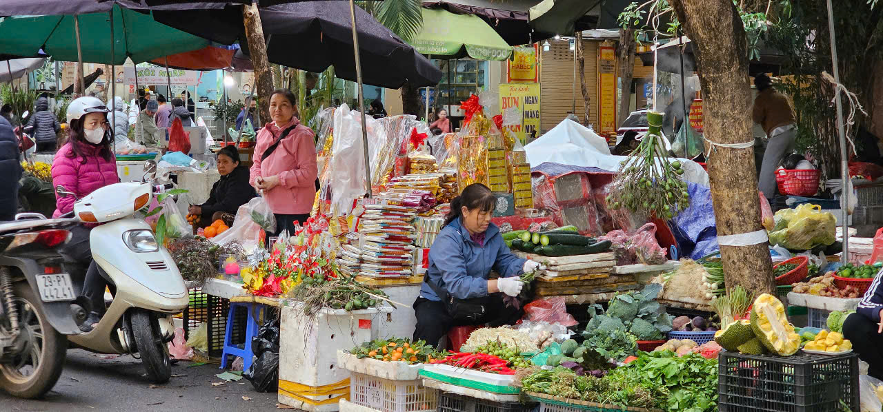 Giá rau xanh tăng vọt: Người dân ngóng chờ giá cả ổn định cho bát phở - Ảnh 1.