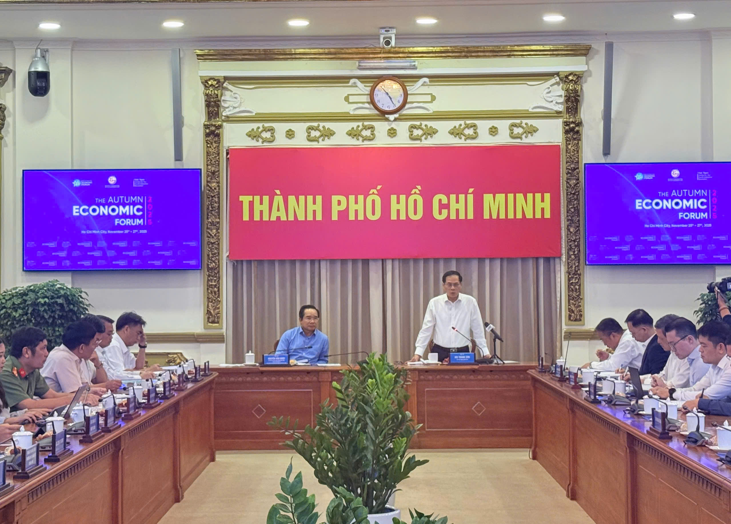 Phó thủ tướng kiểm tra tiến độ Diễn đàn kinh tế mùa thu 2025 tại TP HCM - Ảnh 2.