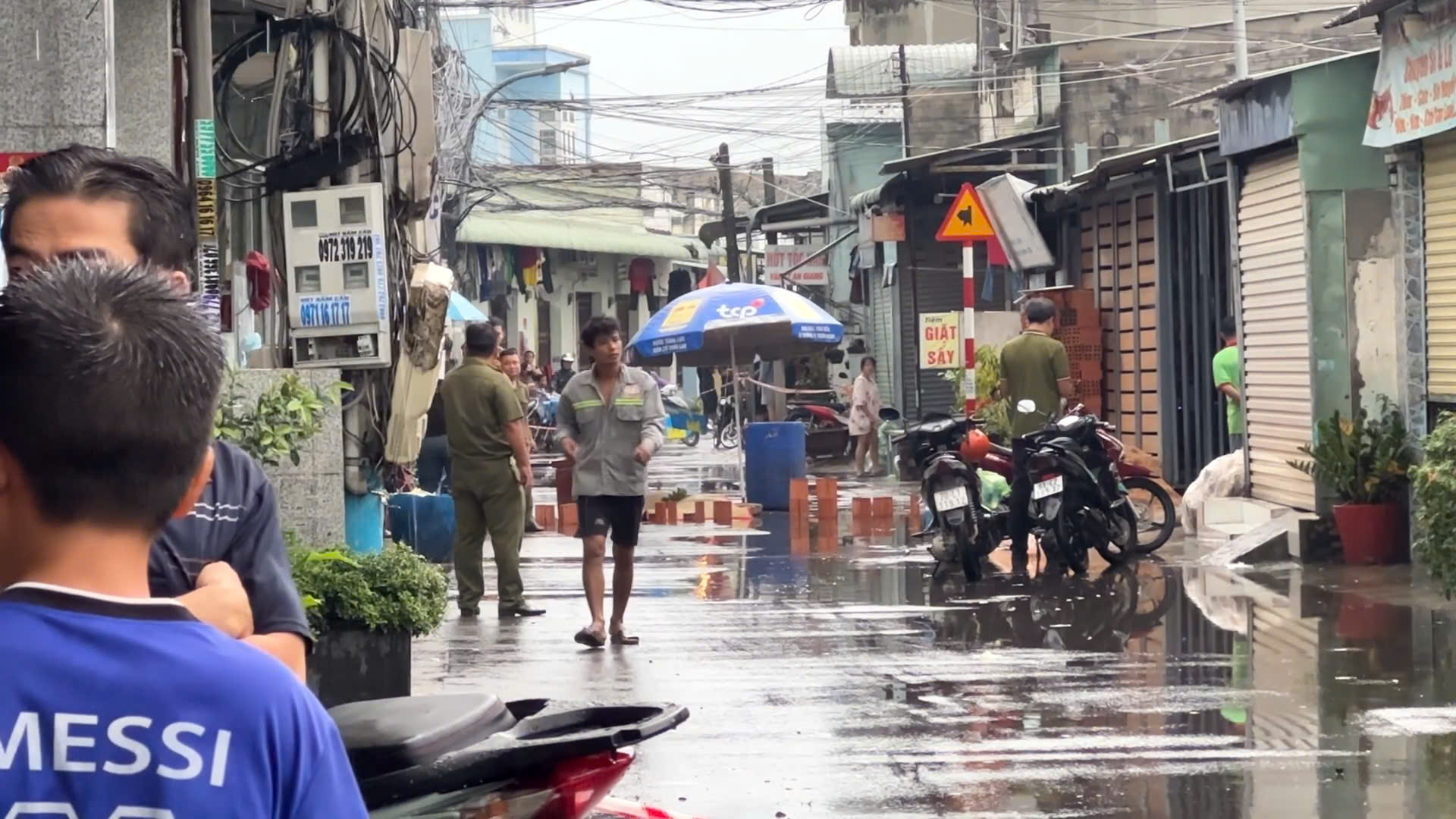 Hỗn chiến TP HCM khiến cháu tử vong , cậu bị thương: Bắt 8 người liên quan - Ảnh 1.