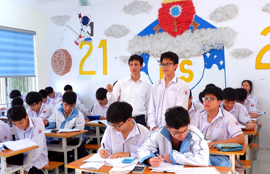 Người thầy truyền lửa, đưa học sinh chinh phục đấu trường quốc tế - Ảnh 2.
