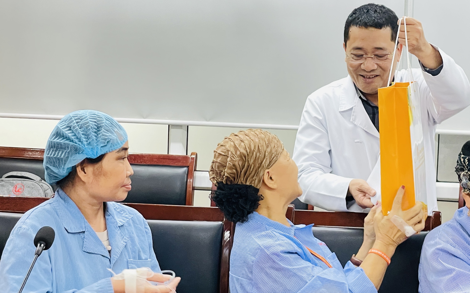 Cô giáo mắc ung thư bật khóc khi được bệnh viện tri ân