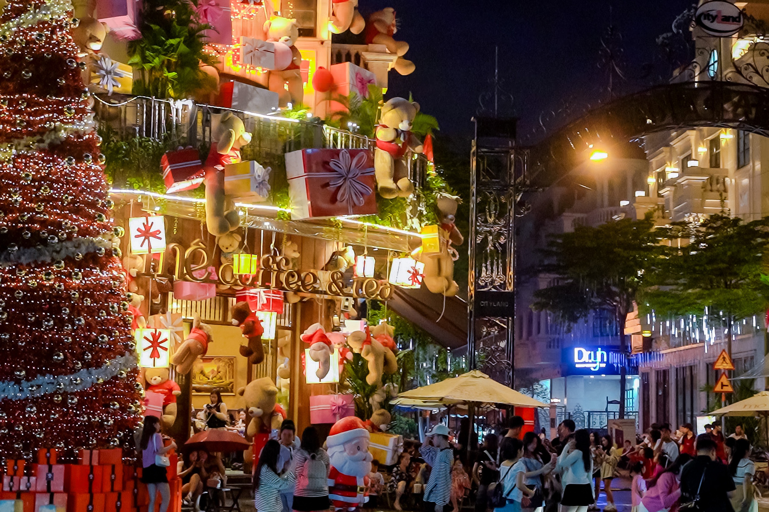 Không khí Giáng sinh tại TP HCM rực rỡ với những con đường trang trí đẹp mắt - Ảnh 1.