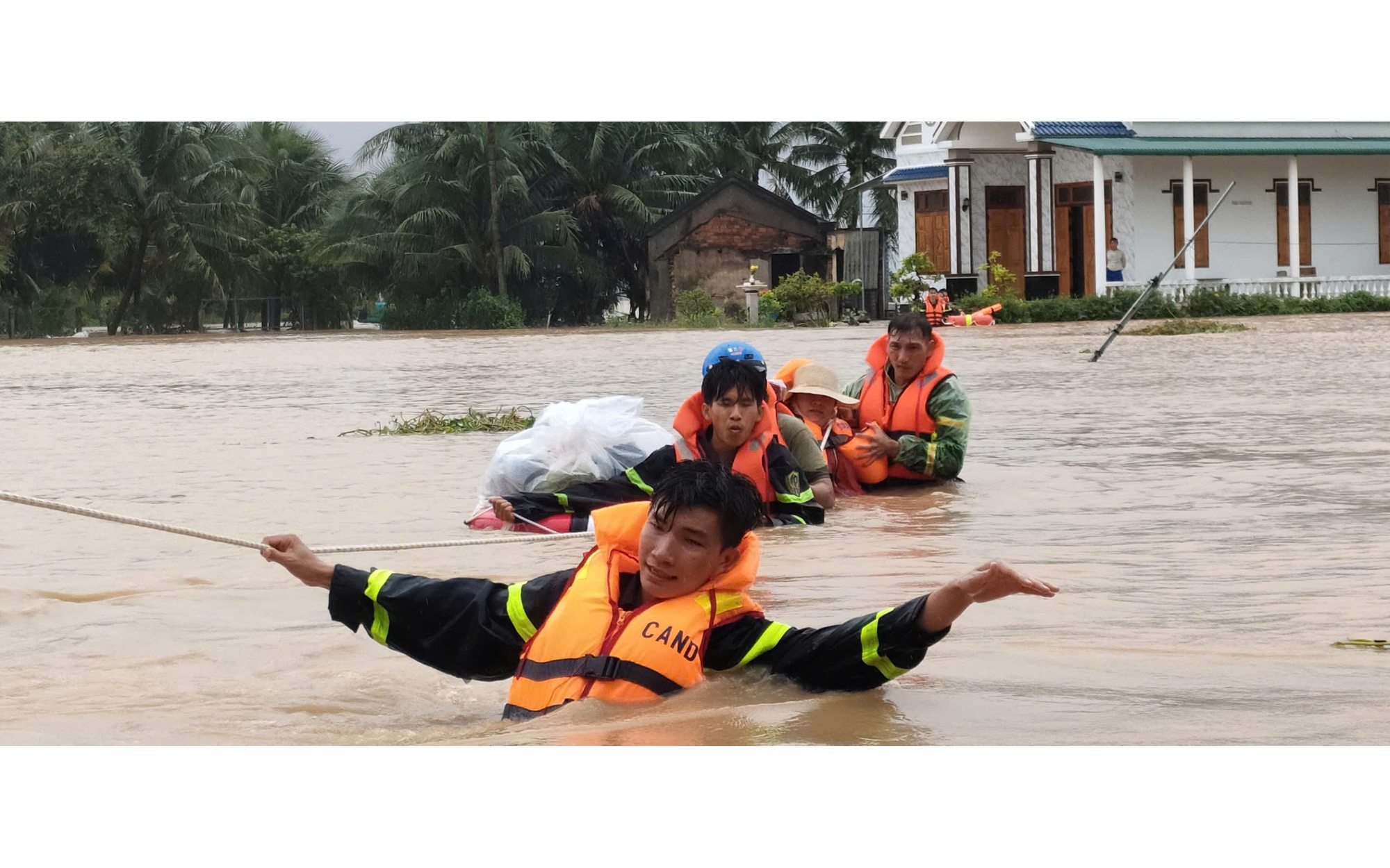 Khánh Hòa khẩn trương ứng cứu người dân vùng ngập