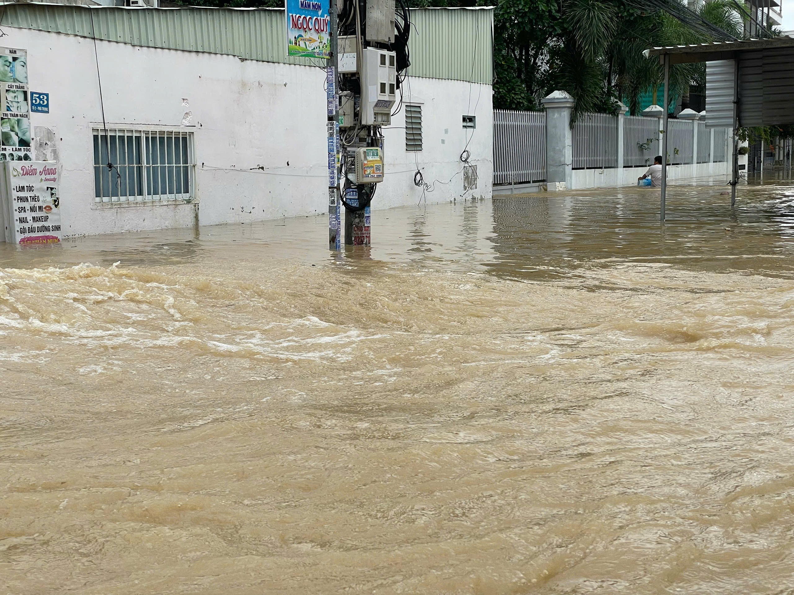 Khánh Hòa: Căng mình vì nước lũ vẫn dâng cao, hơn 9.000 nhà dân ngập nặng - Ảnh 4.