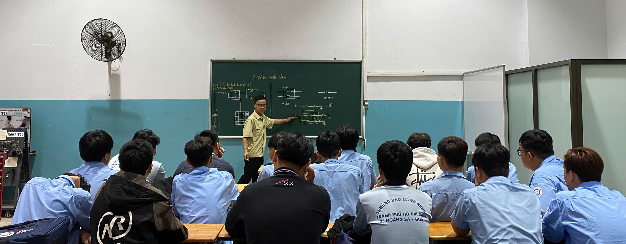 "Ông giáo" trẻ nhất trường nghề - Ảnh 3.