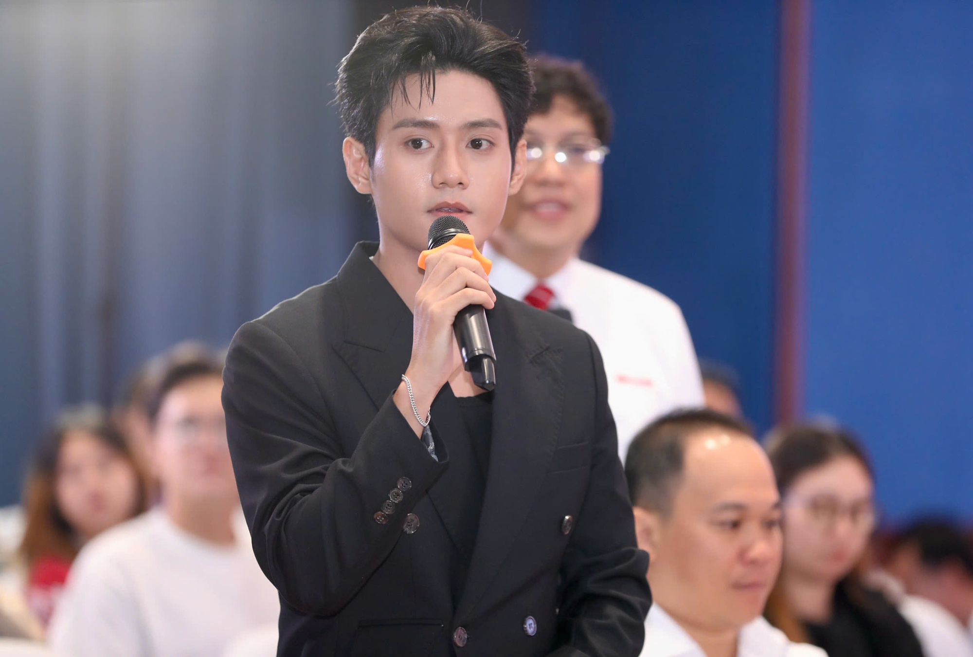 Diễn vi&ecirc;n Đ&igrave;nh Khang chưa li&ecirc;n lạc được với gia đ&igrave;nh giữa mưa lũ - Ảnh 1.