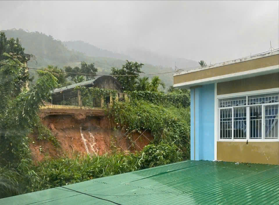 H&agrave;ng trăm học sinh , gi&aacute;o vi&ecirc;n di dời khẩn cấp do sạt lở tại Quảng Ng&atilde;i - Ảnh 2.