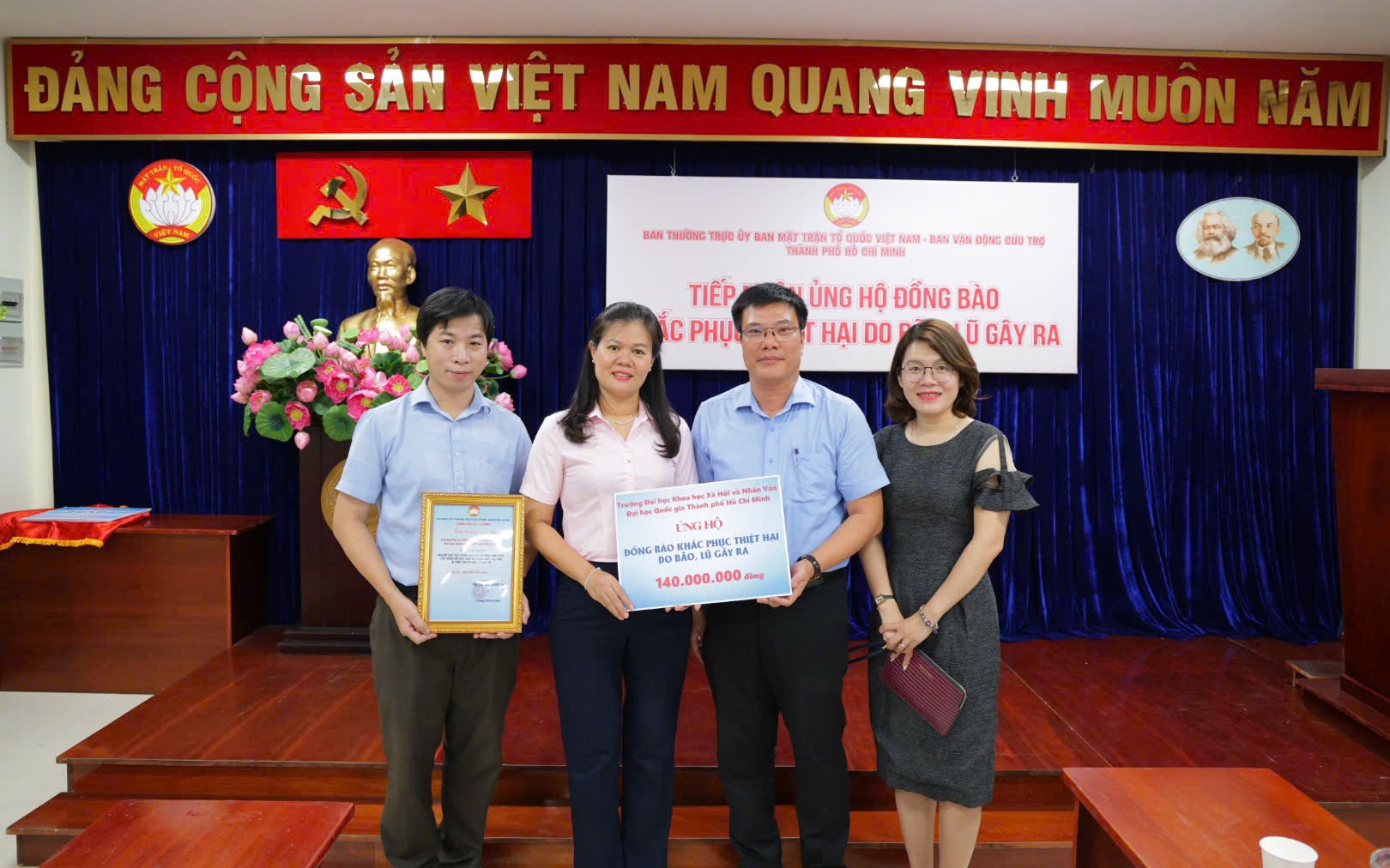 Trường ĐH KHXH&NV TP HCM san sẻ khó khăn với thầy cô và đồng bào vùng bão lũ