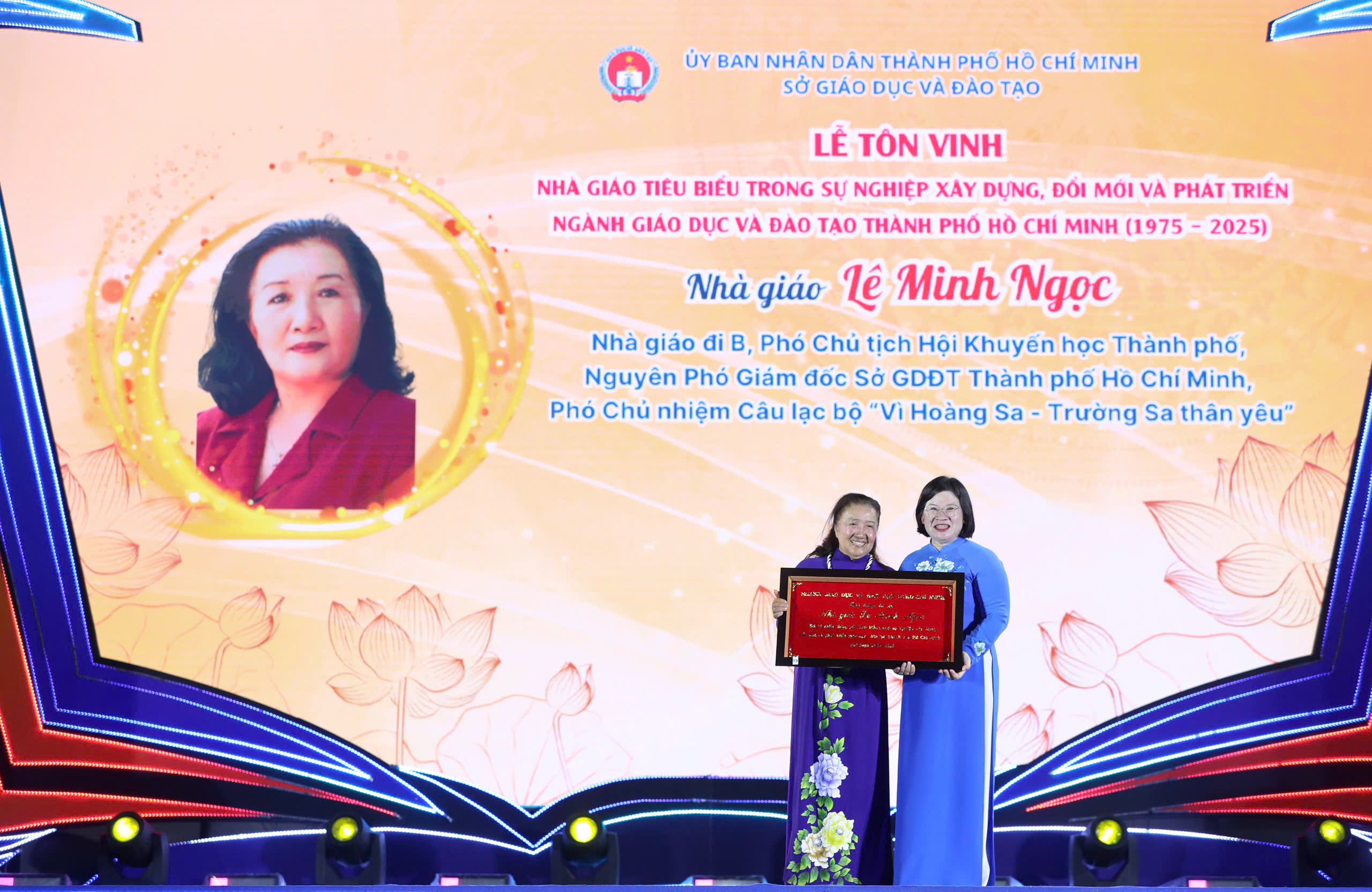 TP HCM: Tôn vinh nhà giáo tiêu biểu trong 50 năm và trao tặng Giải thưởng Võ Trường Toản - Ảnh 1.