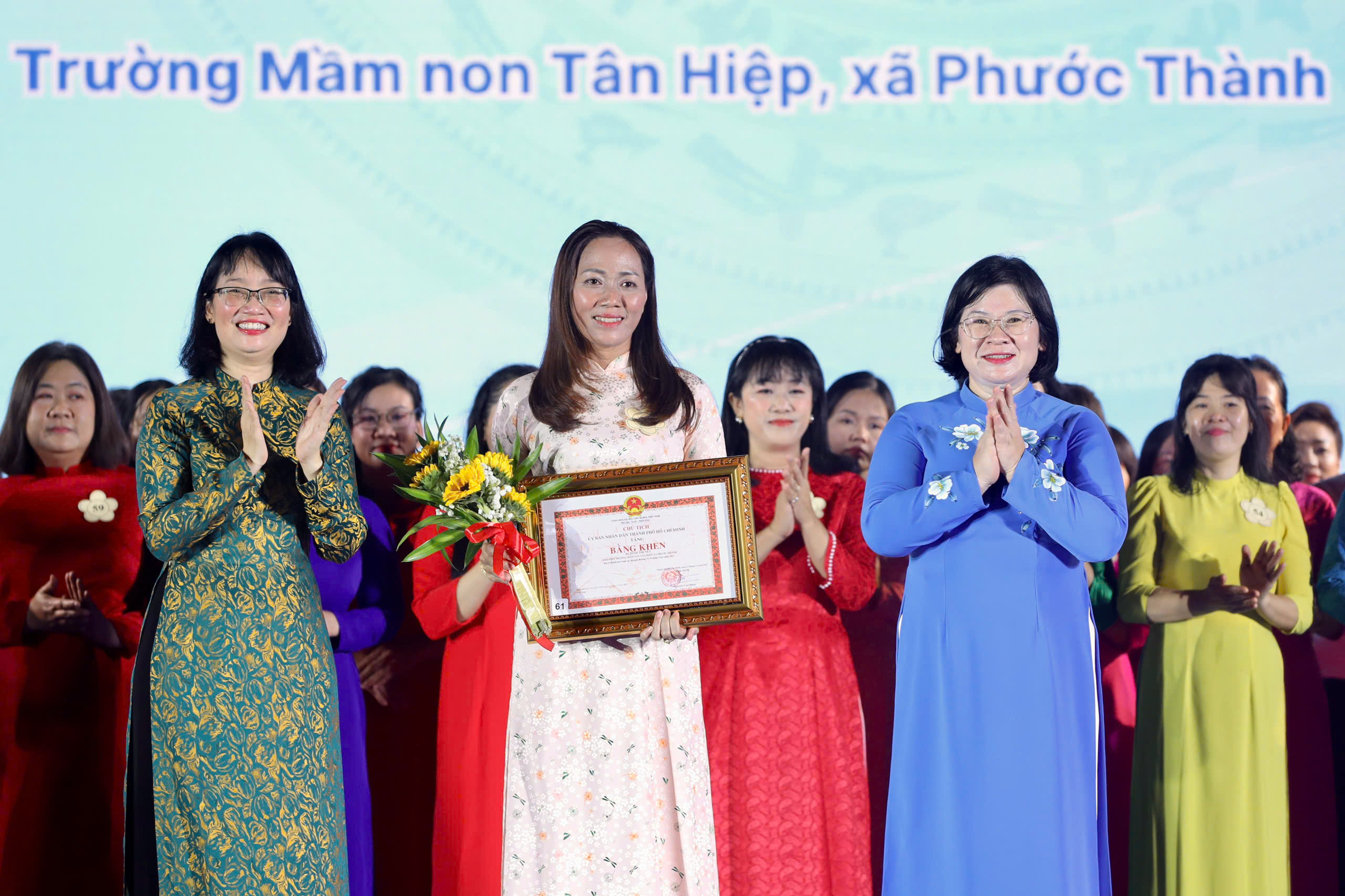 TP HCM vinh danh nh&agrave; gi&aacute;o ti&ecirc;u biểu, 9 c&aacute; nh&acirc;n được trao hu&acirc;n chương lao động của Chủ tịch nước - Ảnh 7.
