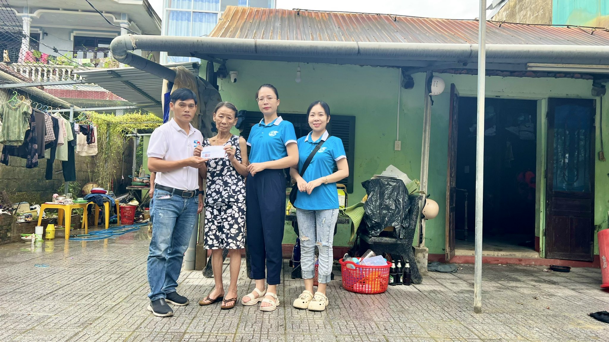 Chương trình "Trái tim miền Trung" hỗ trợ các gia đình nạn nhân lũ lụt ở Huế - Ảnh 6.