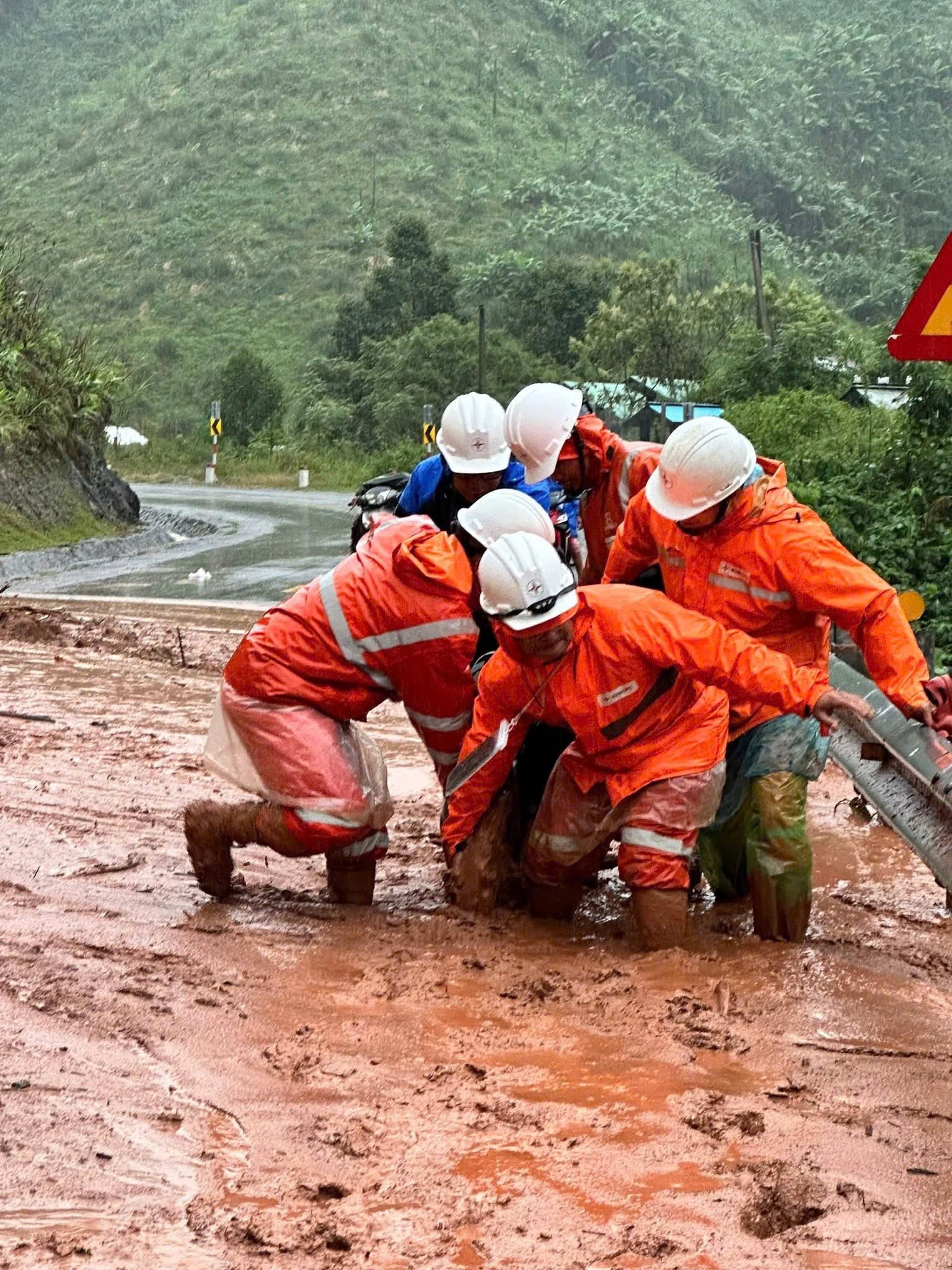 Thượng nguồn Đà Nẵng mưa lớn, nguy cơ lũ chồng lụt - Ảnh 7.
