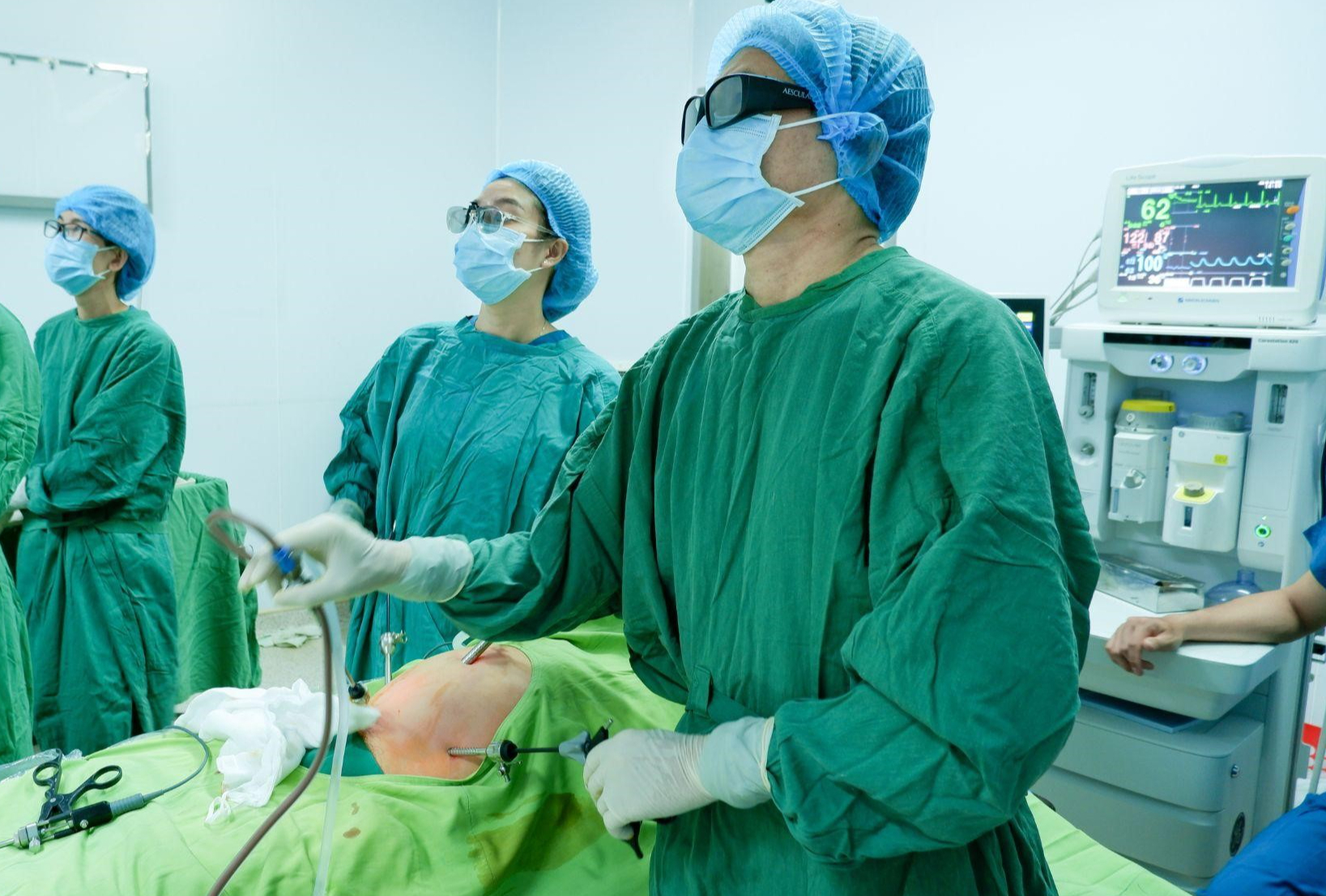 Người phụ nữ c&oacute; khối u xơ khổng lồ, như đang mang thai 6 th&aacute;ng - Ảnh 2.
