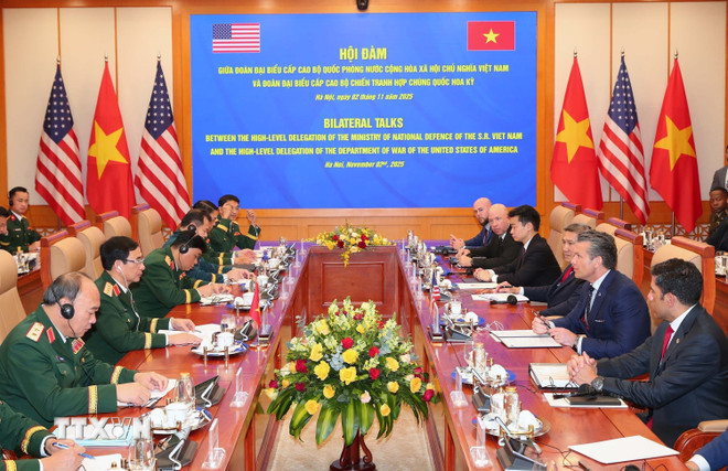 Bộ trưởng Phan Văn Giang hội đ&agrave;m với Bộ trưởng Bộ Chiến tranh Mỹ Pete Hegseth - Ảnh 3.