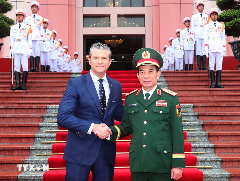 Bộ trưởng Phan Văn Giang hội đ&agrave;m với Bộ trưởng Bộ Chiến tranh Mỹ Pete Hegseth - Ảnh 1.