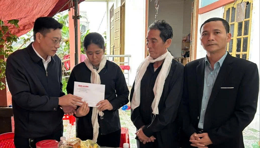 Tiếp sức người d&acirc;n gượng dậy sau mưa lũ - Ảnh 1.