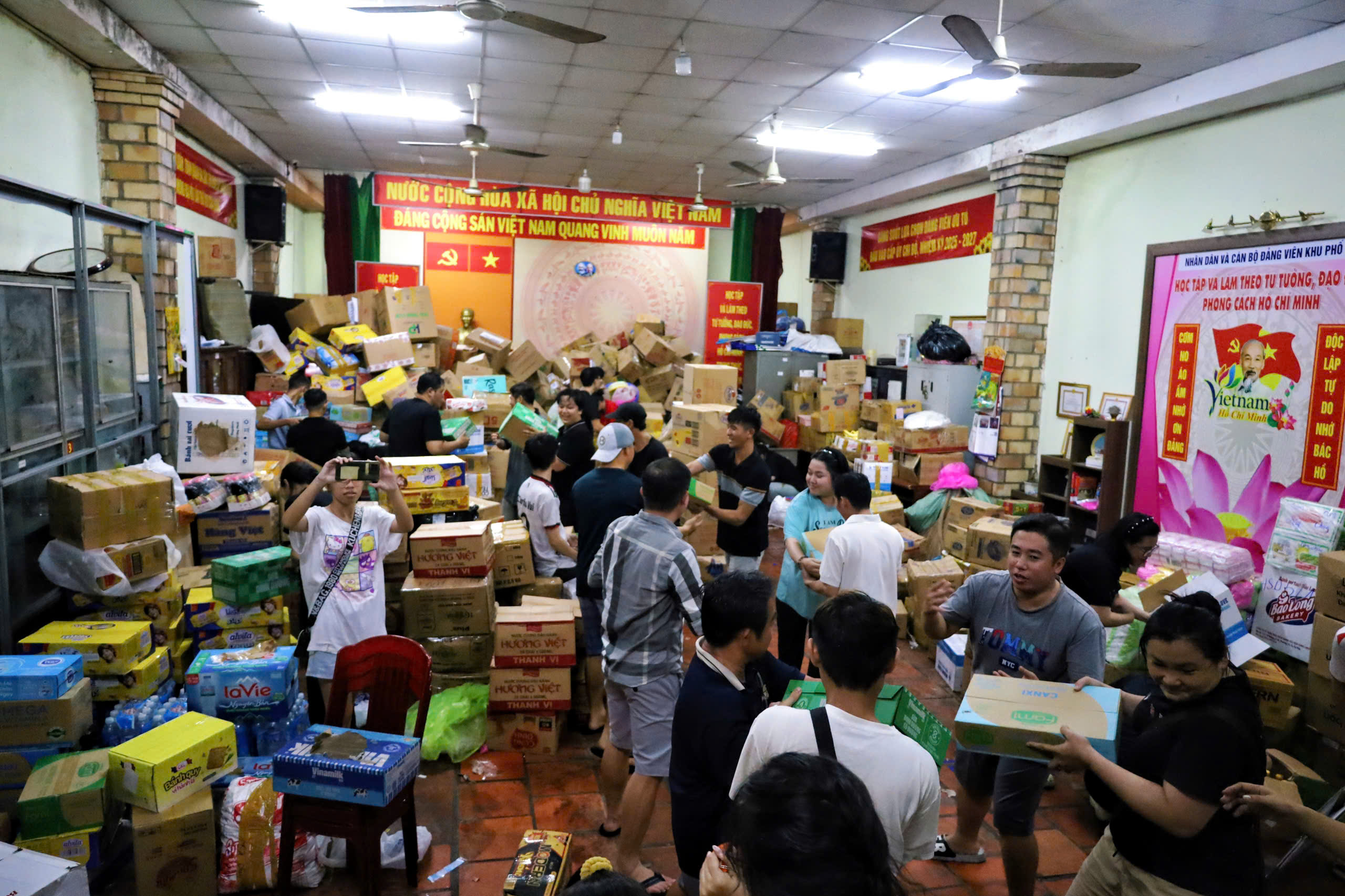 Người dân đội mưa, cùng nhau chuyển hàng cứu trợ kịp chuyến xe từ TP HCM ra miền Trung - Ảnh 2.