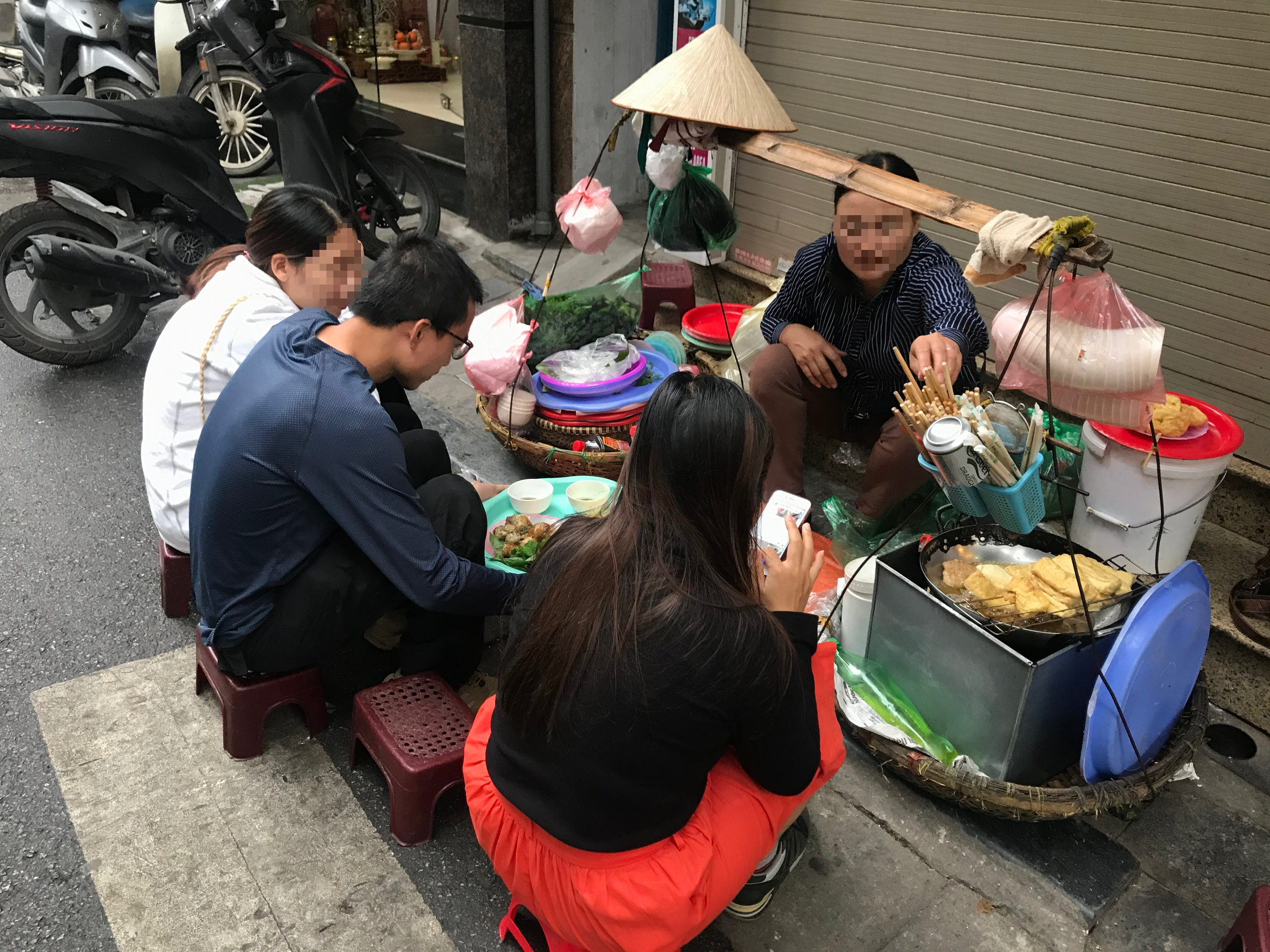 Chuyện ăn qu&agrave; của người H&agrave; Nội - Ảnh 1.