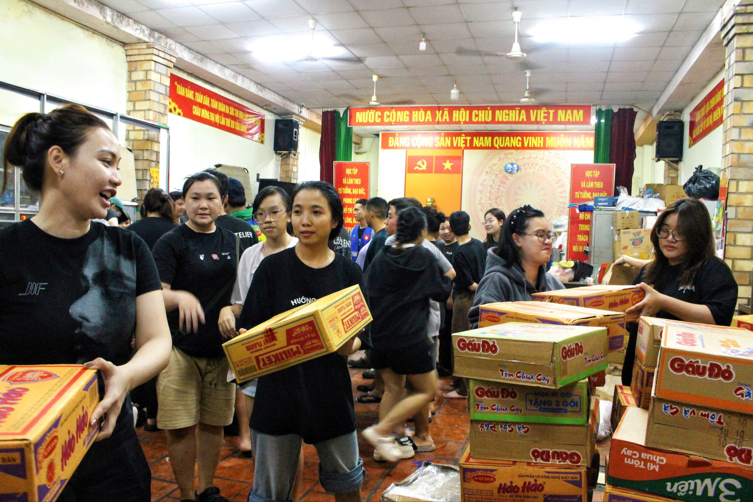 Người dân đội mưa, cùng nhau chuyển hàng cứu trợ kịp chuyến xe từ TP HCM ra miền Trung - Ảnh 5.