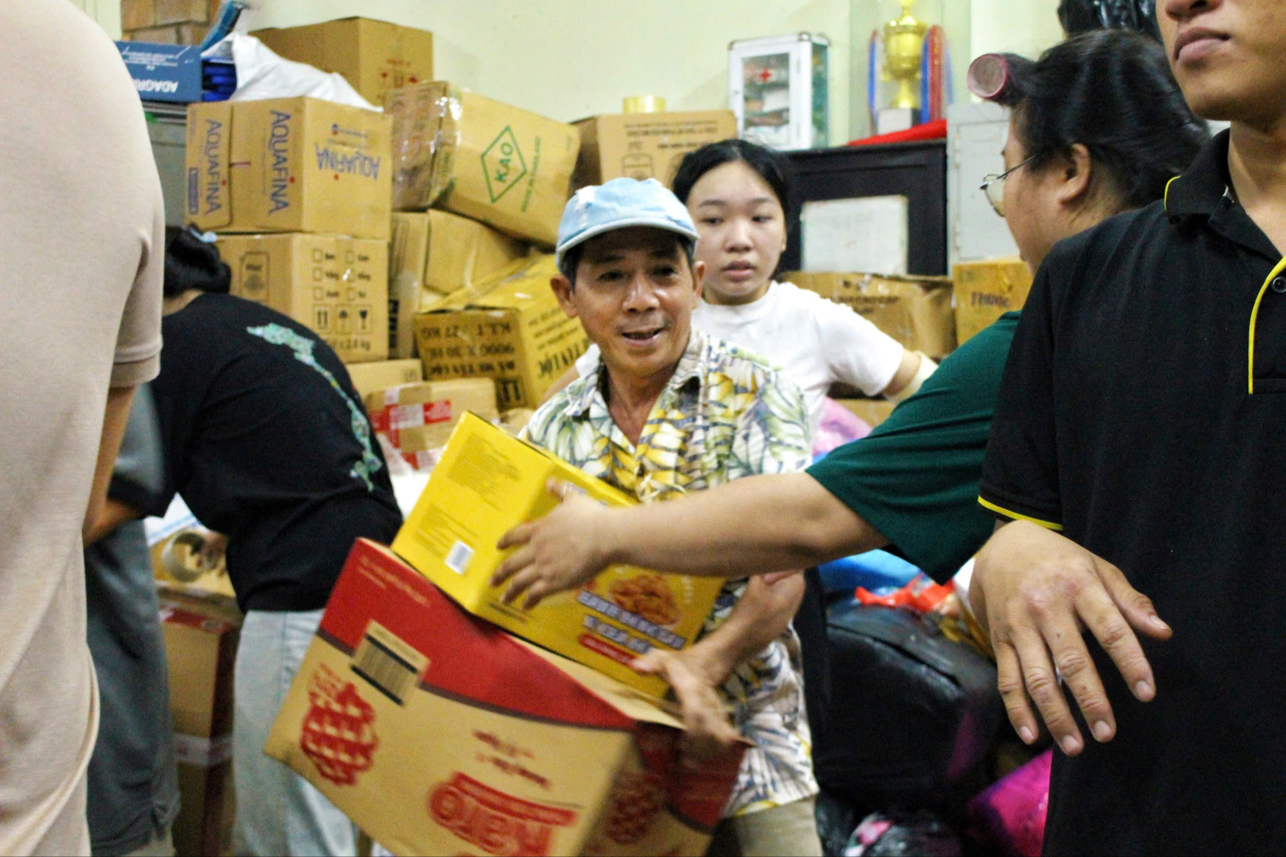 Người dân đội mưa, cùng nhau chuyển hàng cứu trợ kịp chuyến xe từ TP HCM ra miền Trung - Ảnh 4.