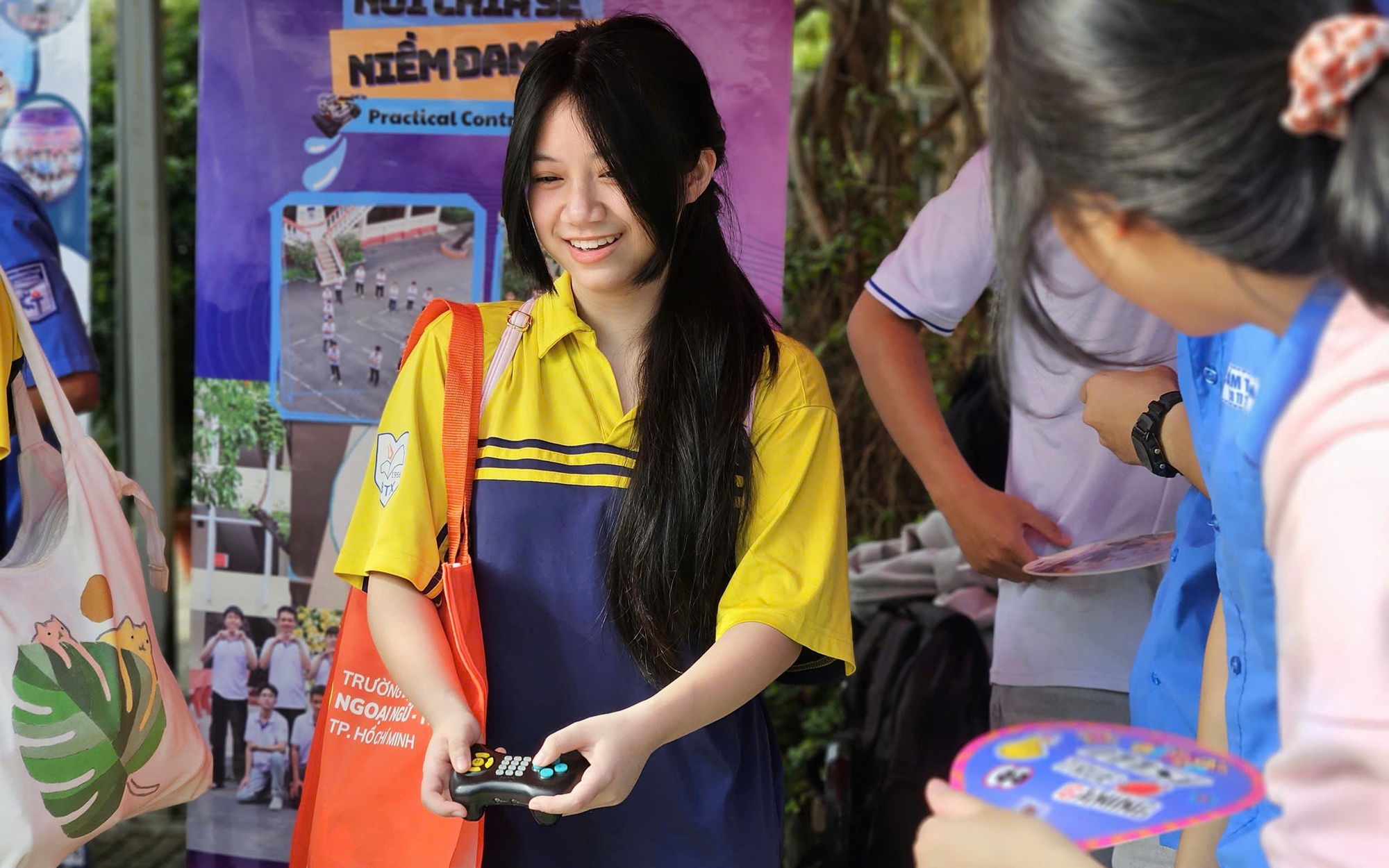 Nữ sinh cười tít mắt, lần đầu tự tay lắp ráp và điều khiển robot