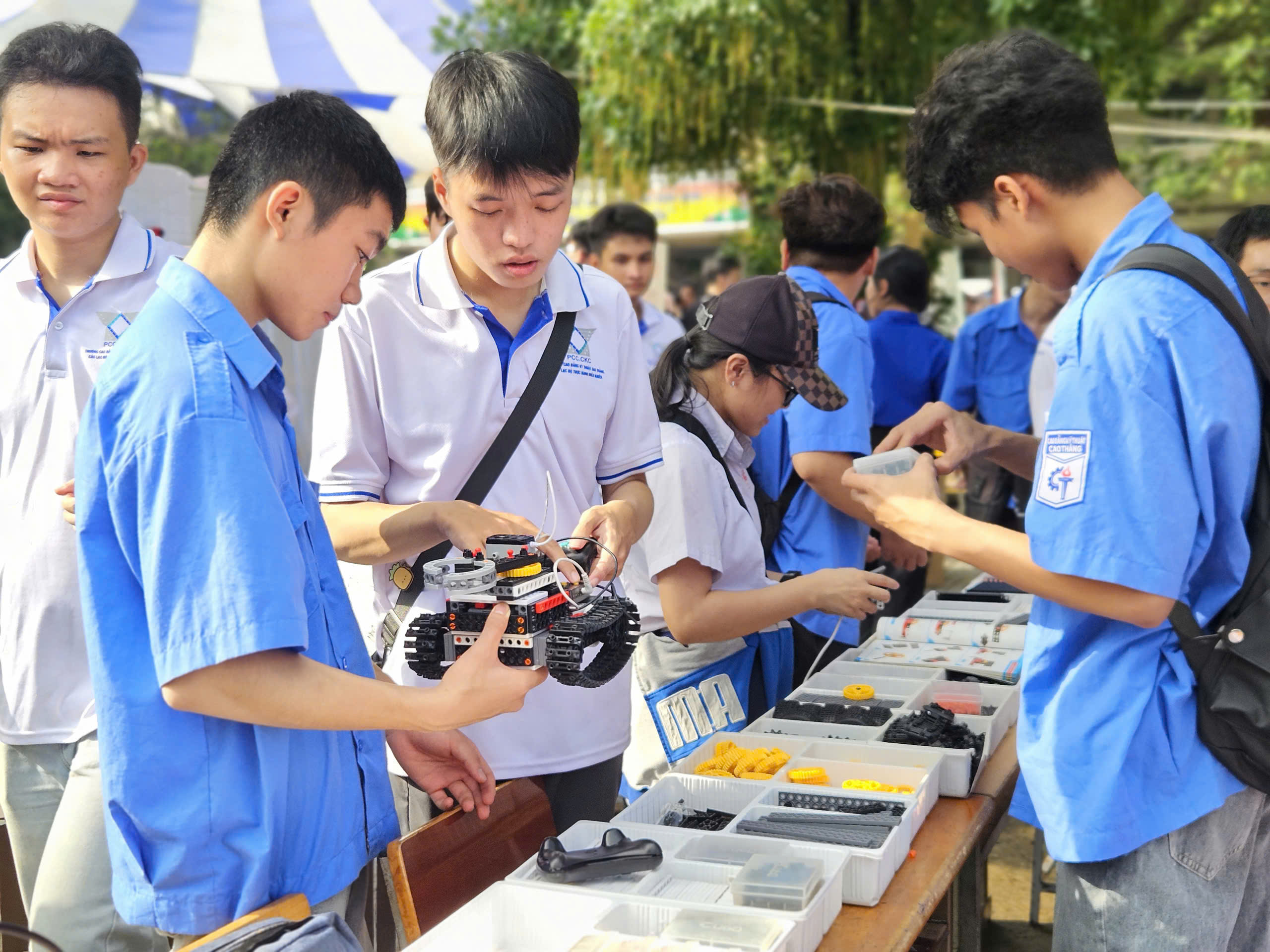 Nữ sinh cười tít mắt, thích thú tự tay lắp ráp và điều khiển robot - Ảnh 5.