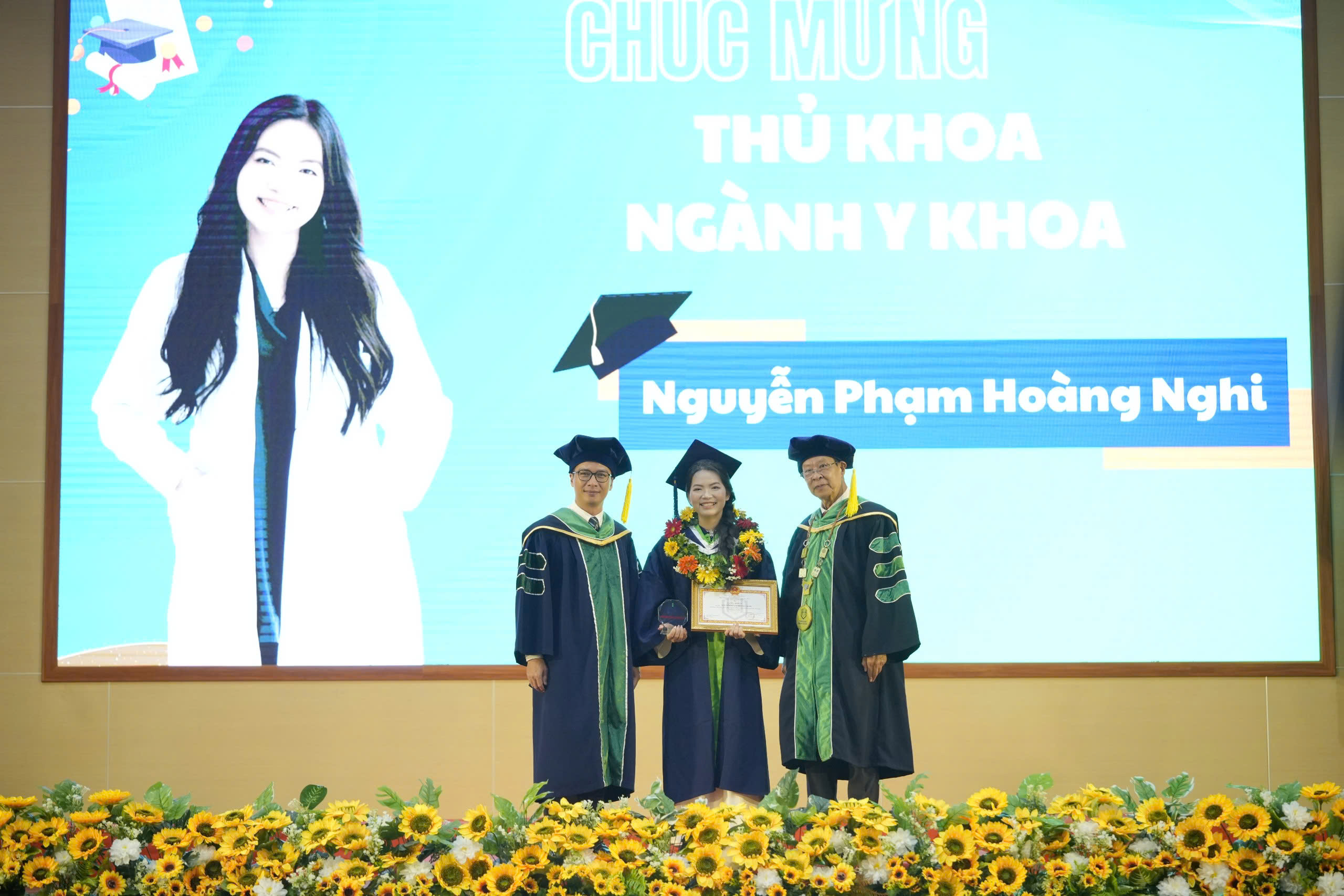 46 sinh vi&ecirc;n đầu ti&ecirc;n nhận bằng b&aacute;c sĩ Răng H&agrave;m Mặt - Ảnh 1.