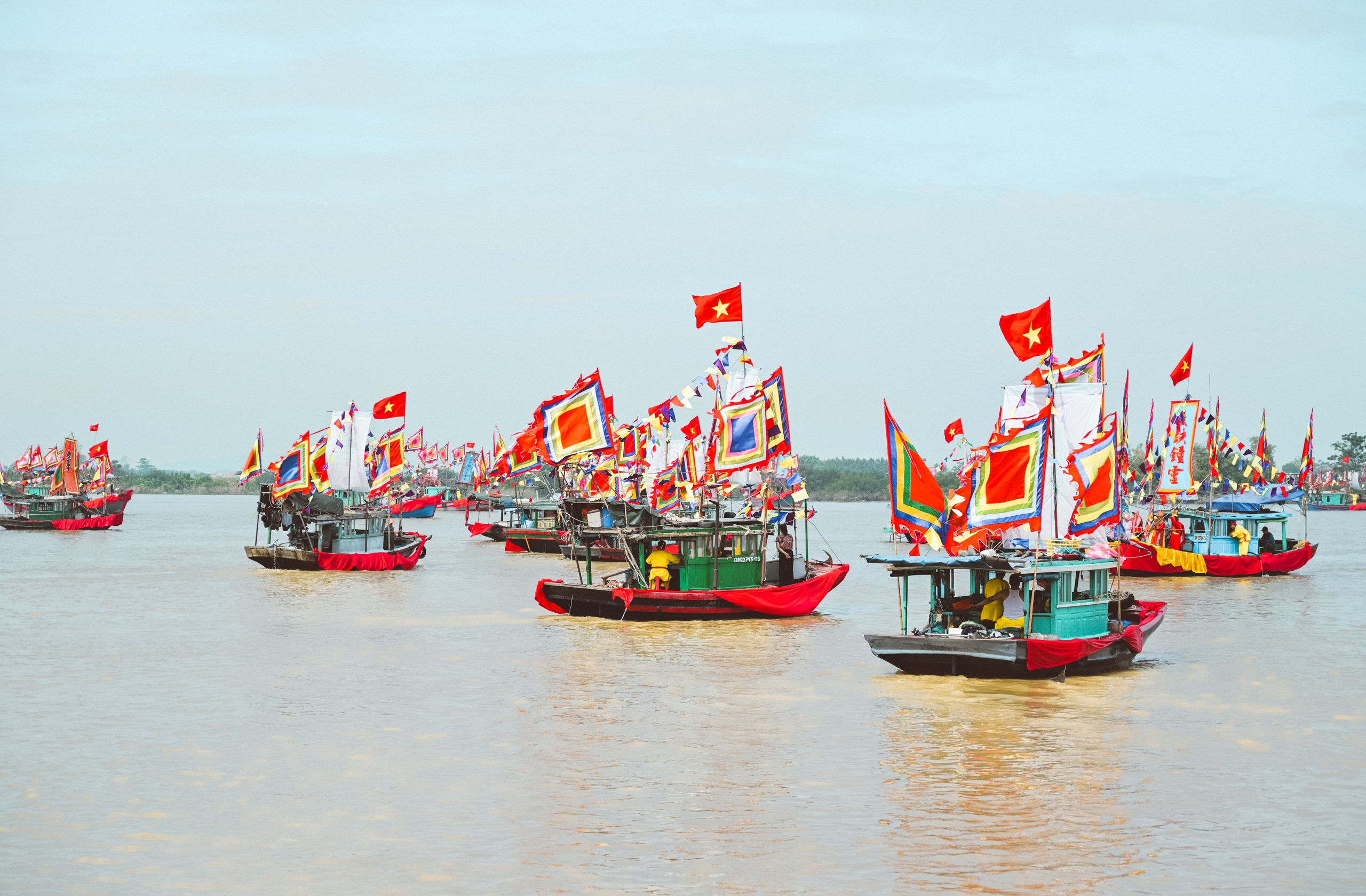 Ảnh đẹp trong tuần: Những bức ảnh ấn tượng về cờ Tổ quốc - Ảnh 4.