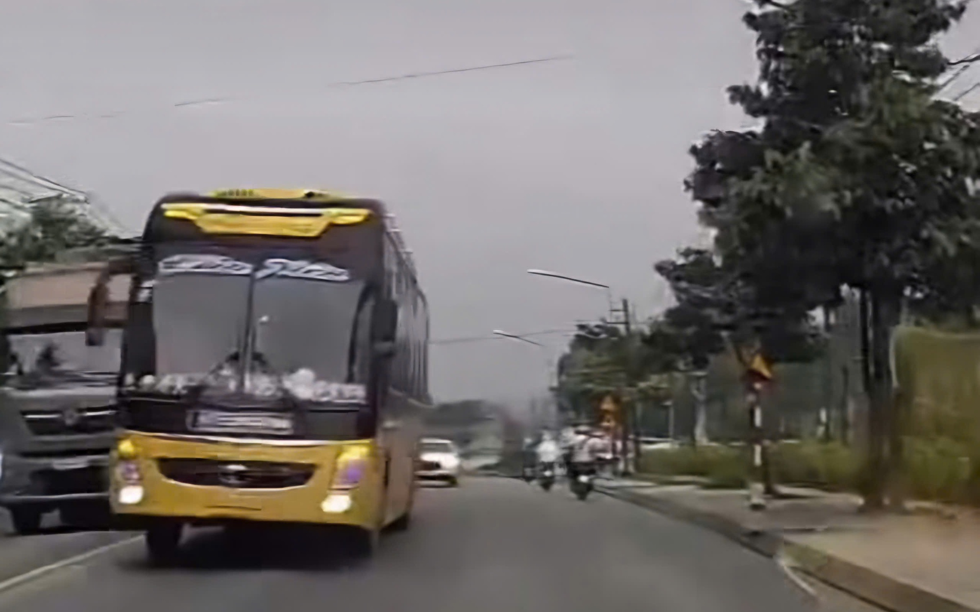 Clip: Ô tô phóng bạt mạng trên đường ở TP HCM, nhiều người khiếp vía