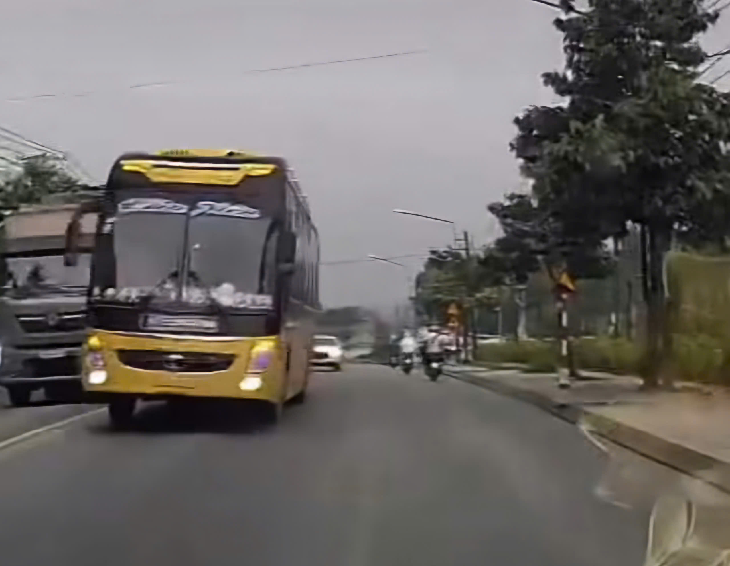 Xe kh&aacute;ch v&agrave; &ocirc; t&ocirc; chạy ngược chiều g&acirc;y nguy hiểm tr&ecirc;n đường Mỹ Phước - T&acirc;n Vạn - Ảnh 1.